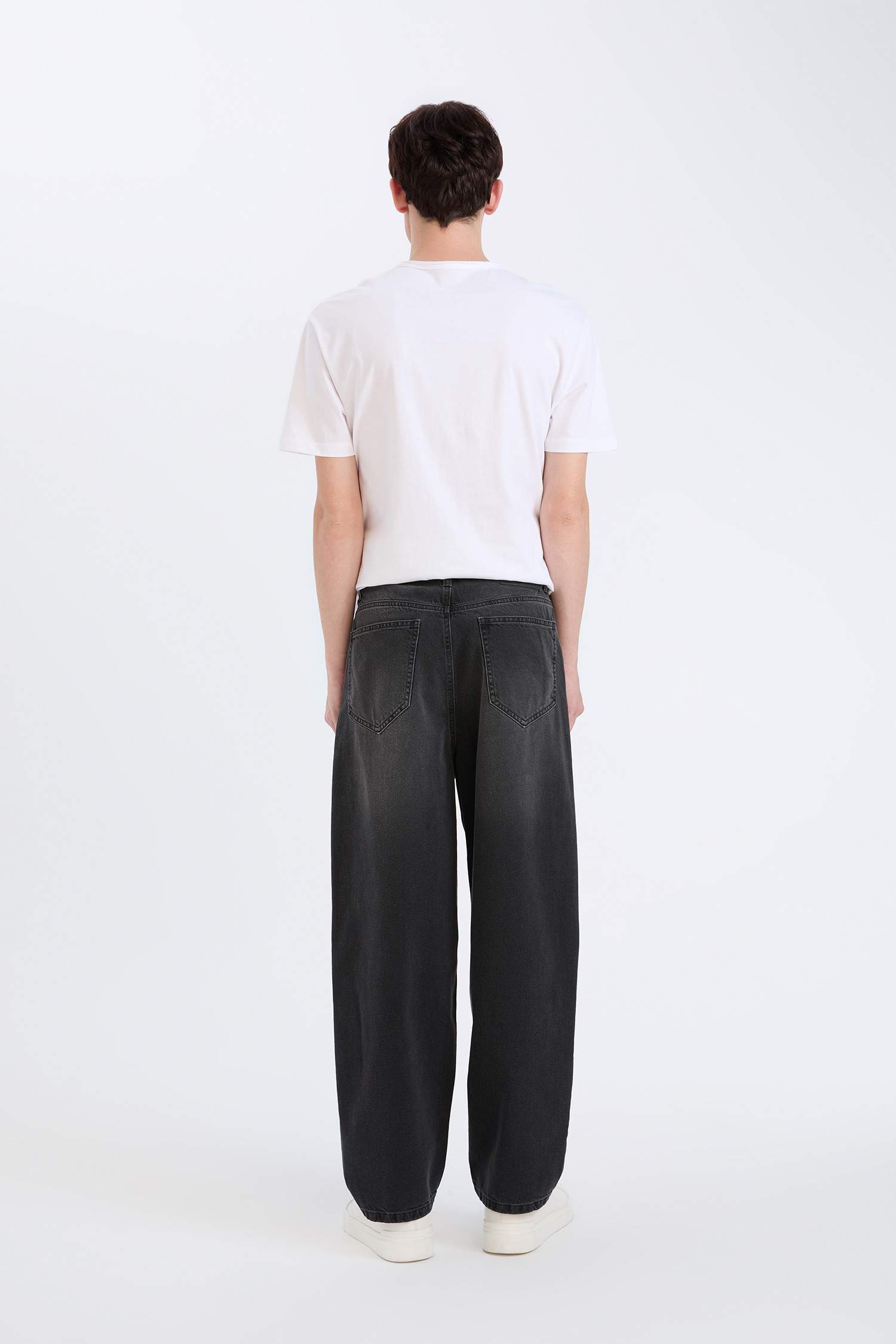 Джинсы с широким прямым покроем