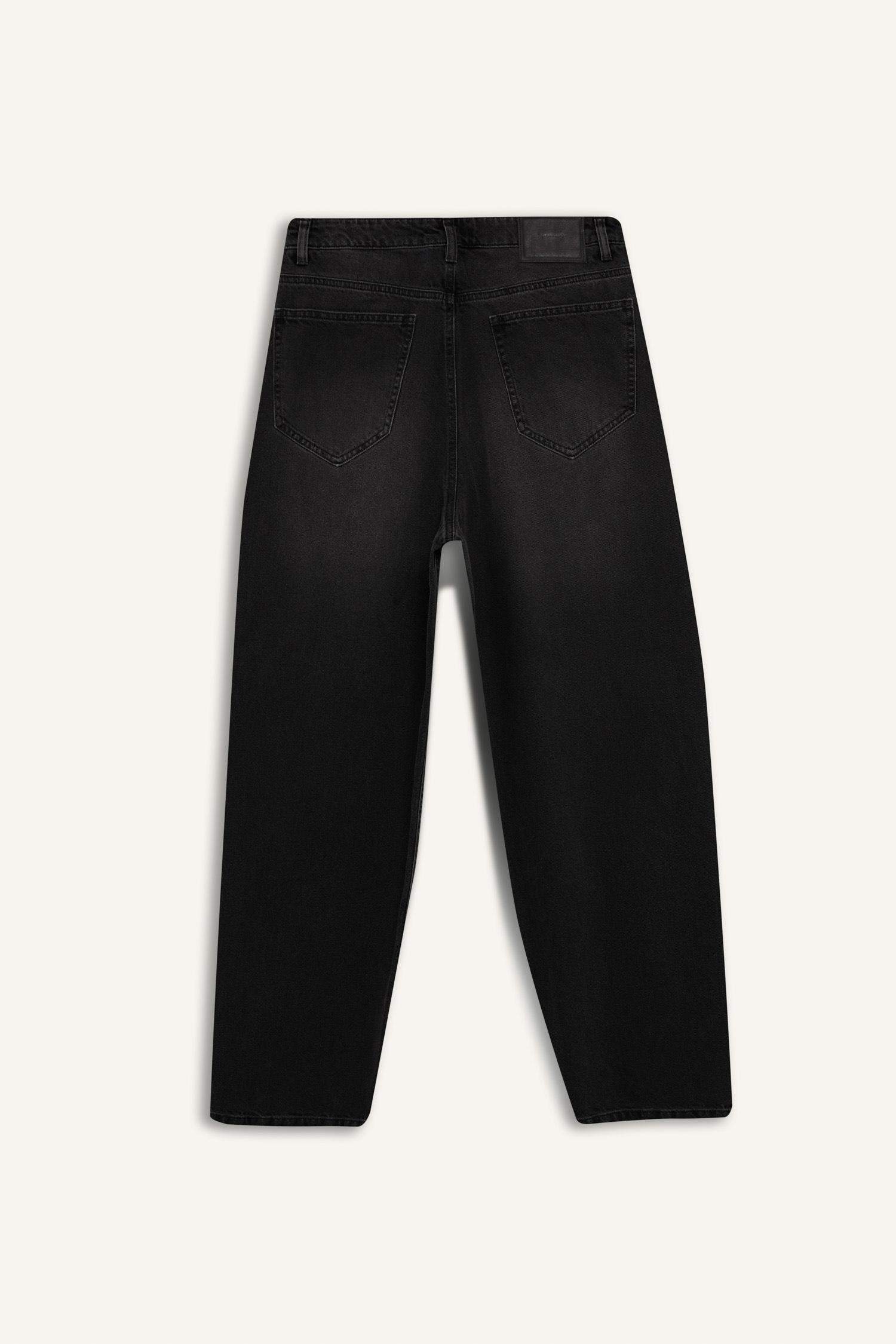 Джинсы с широким прямым покроем