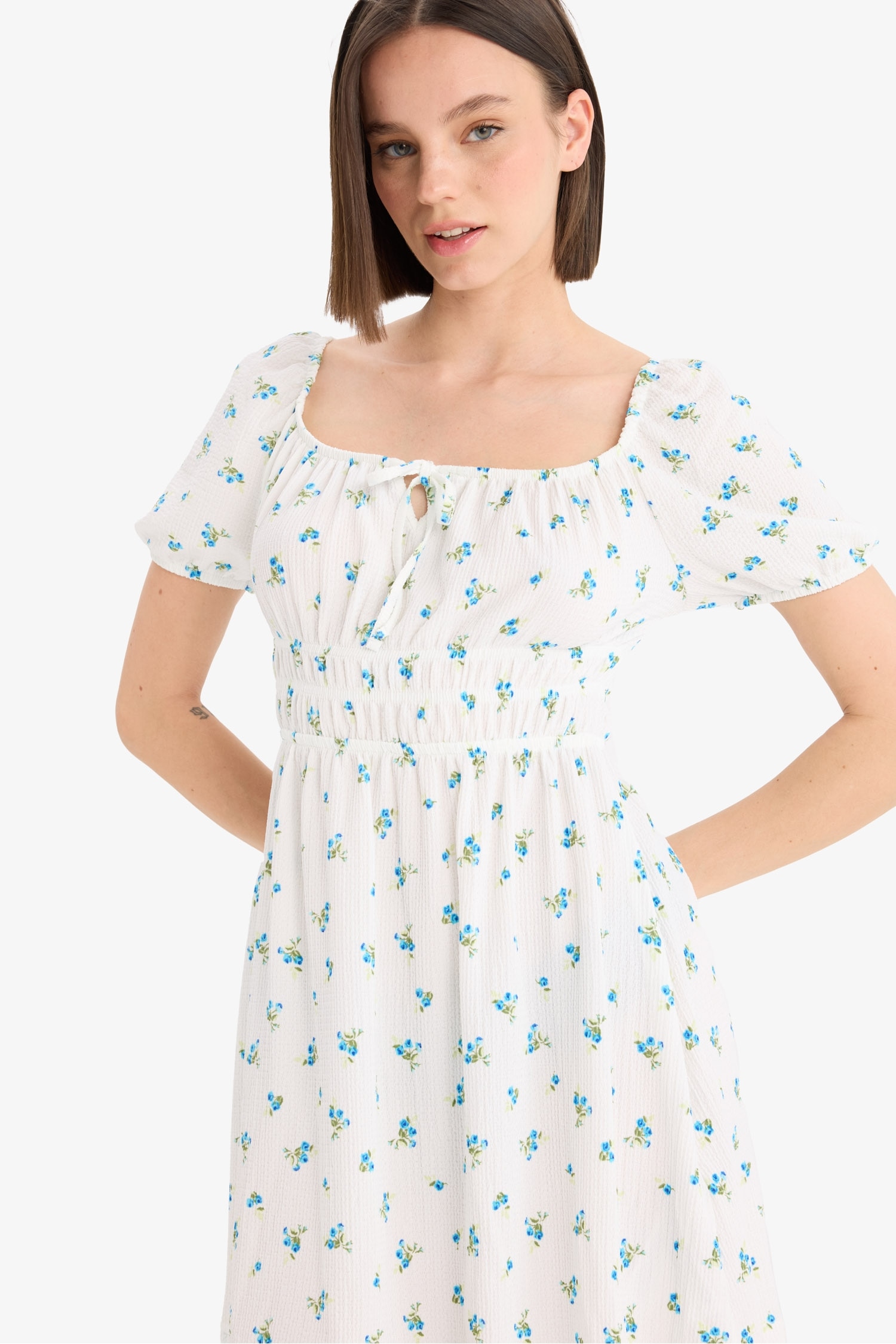 فستان قصير فلورال منسوج بياخة مربعة