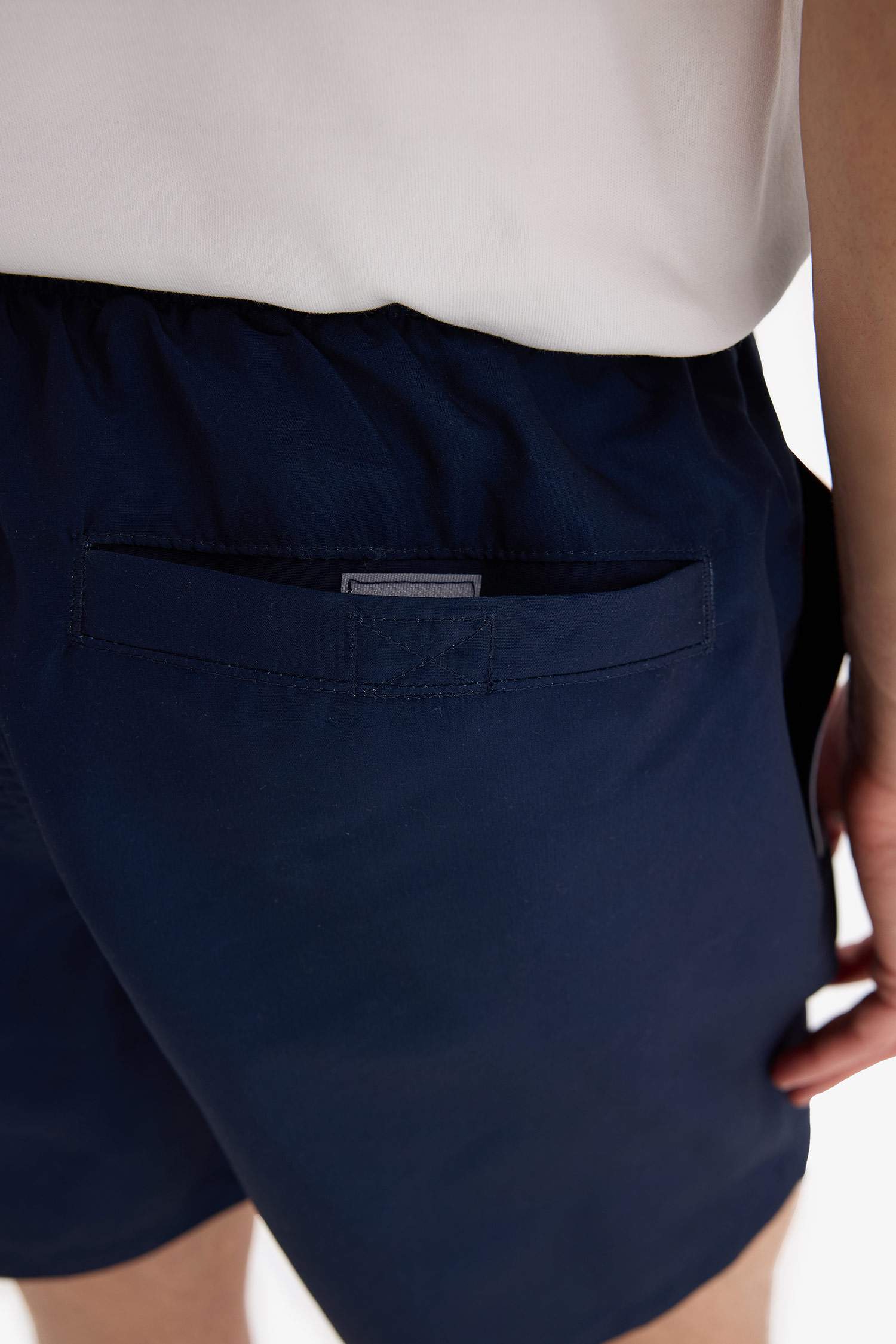 شورت بحر قصير ملون ببطانة شبكية