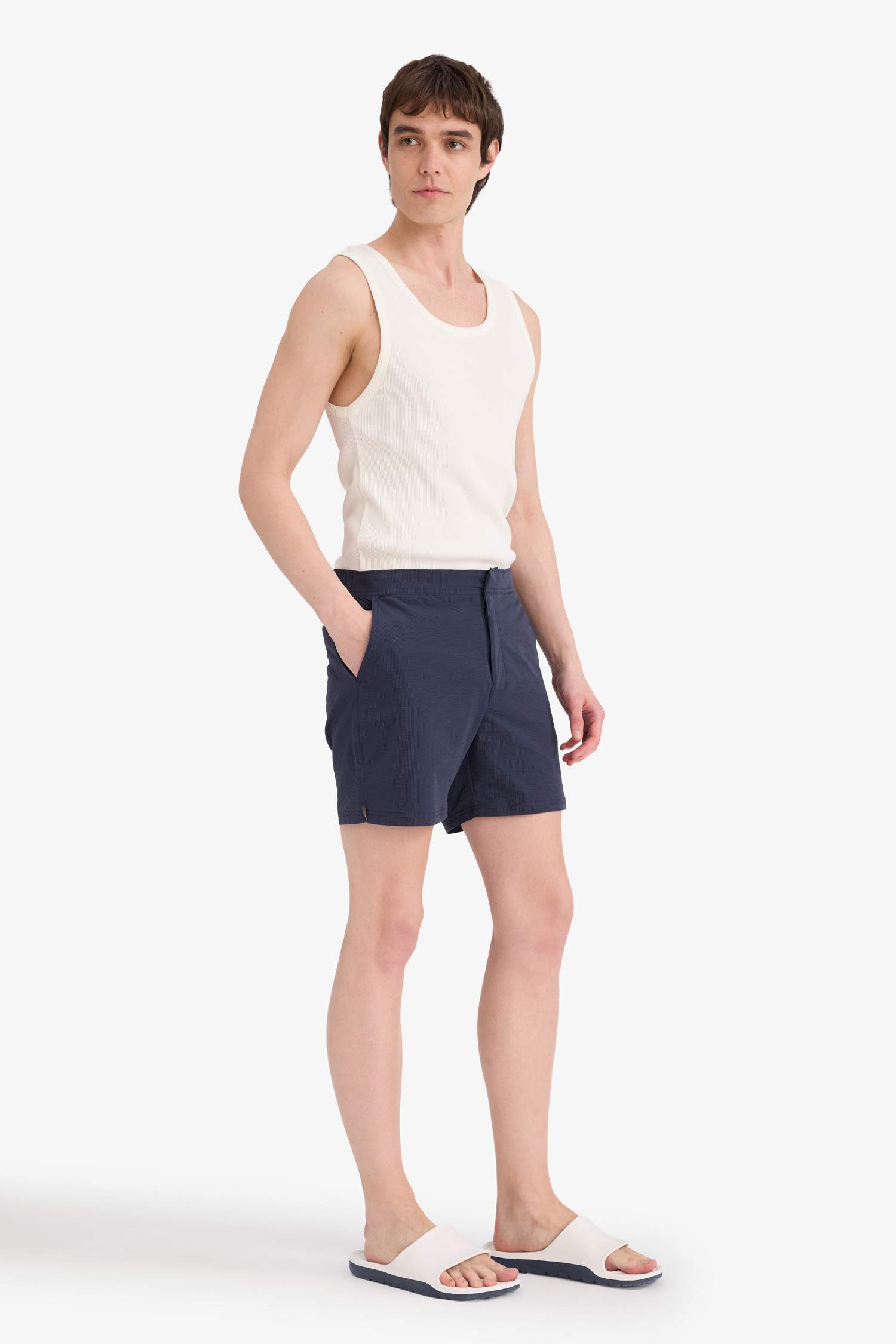 شورت بحر قصير ببطانة شبكية بازرار