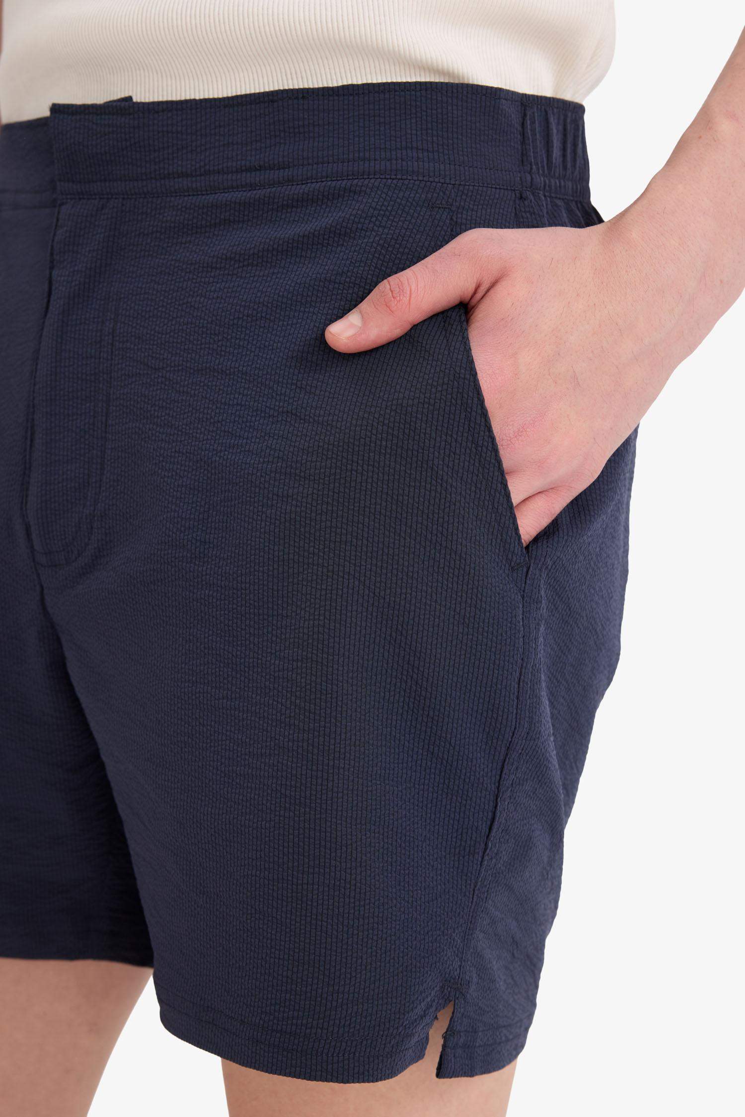 شورت بحر قصير ببطانة شبكية بازرار