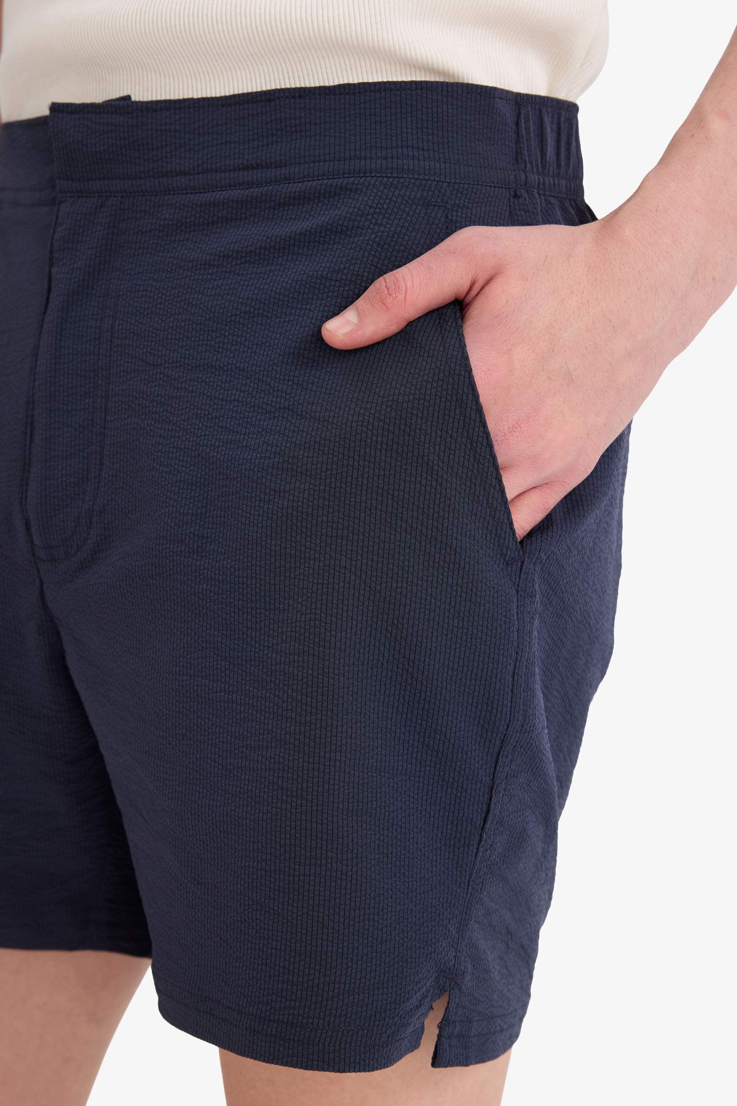 شورت بحر قصير ببطانة شبكية بازرار