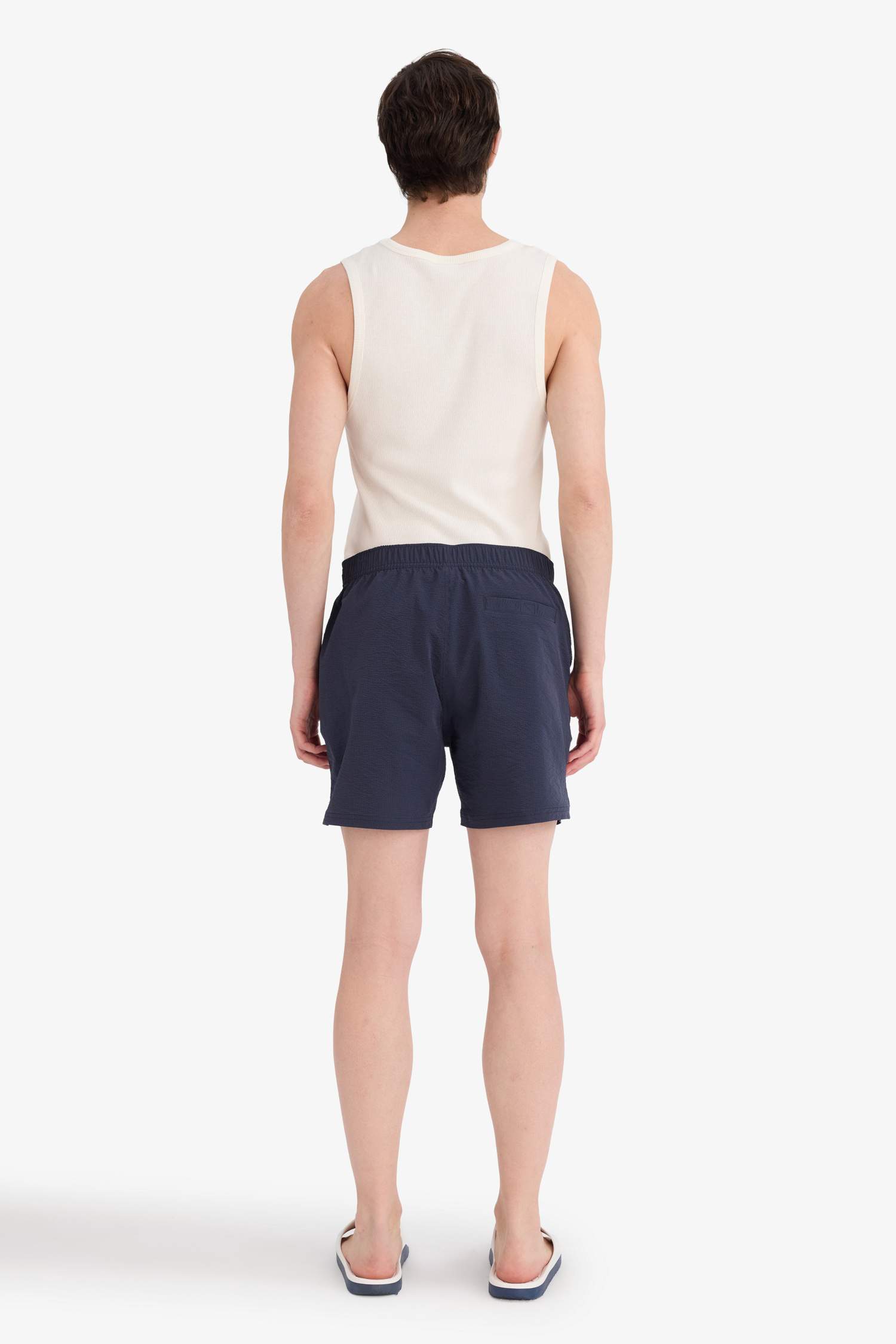 شورت بحر قصير ببطانة شبكية بازرار