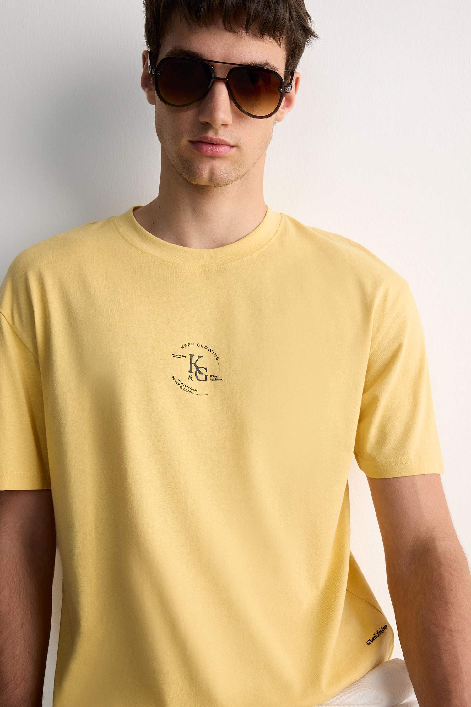 Футболка квадратного кроя с круглым вырезом и принтом