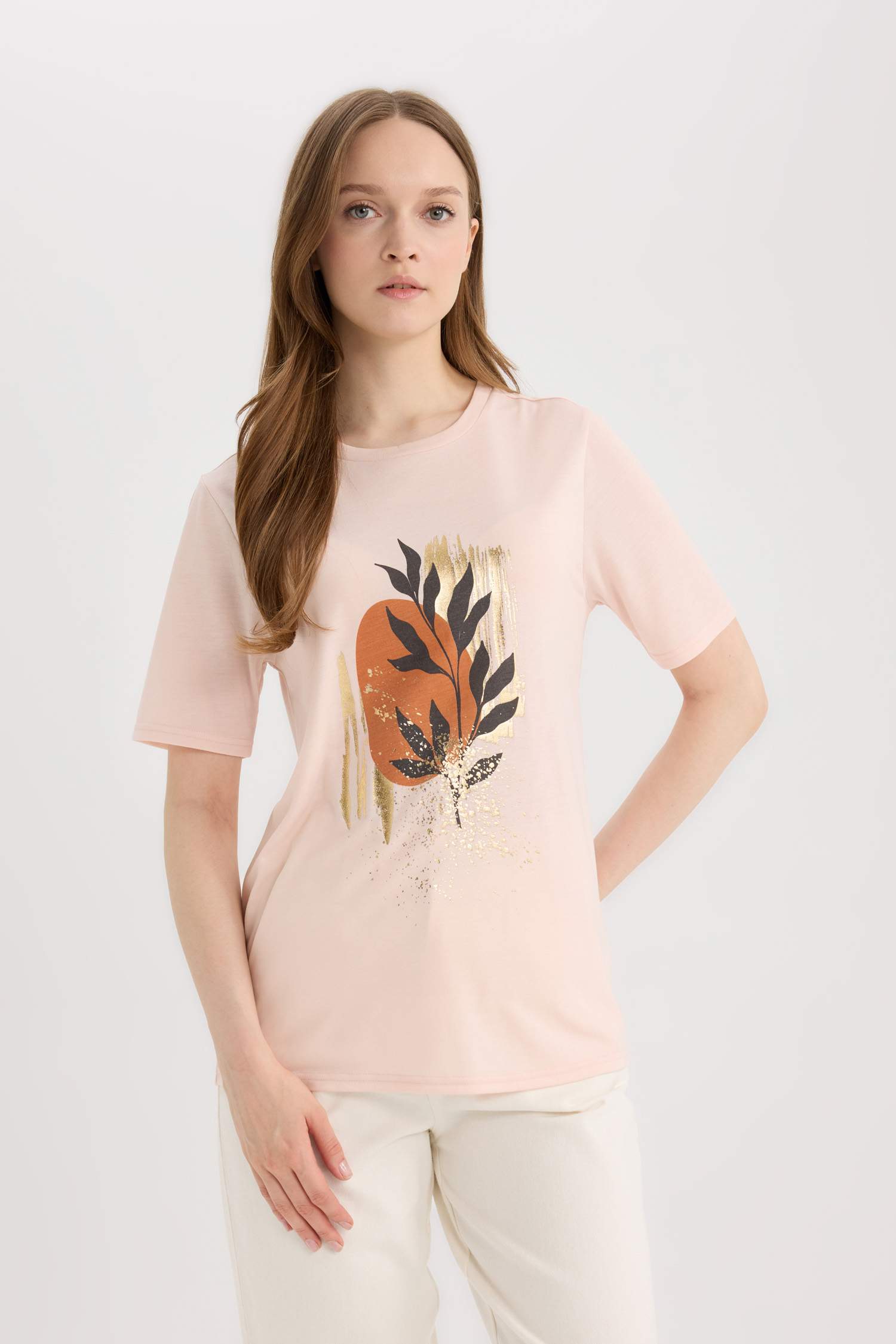 تيشيرت نص كم قصة عادية بياقة مستديرة