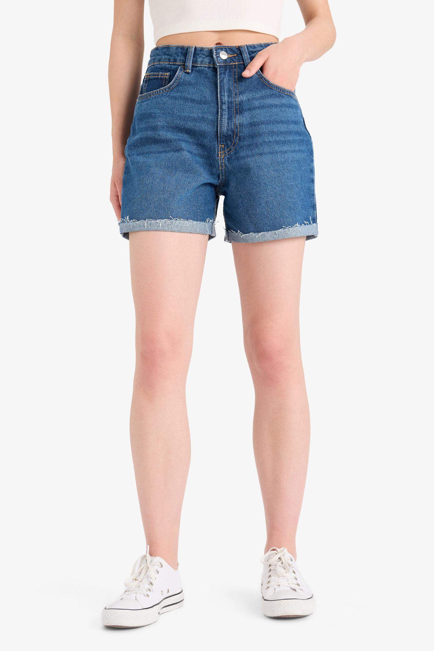 شورت جينز موم فيت بخصر عالي وحافة مطوية