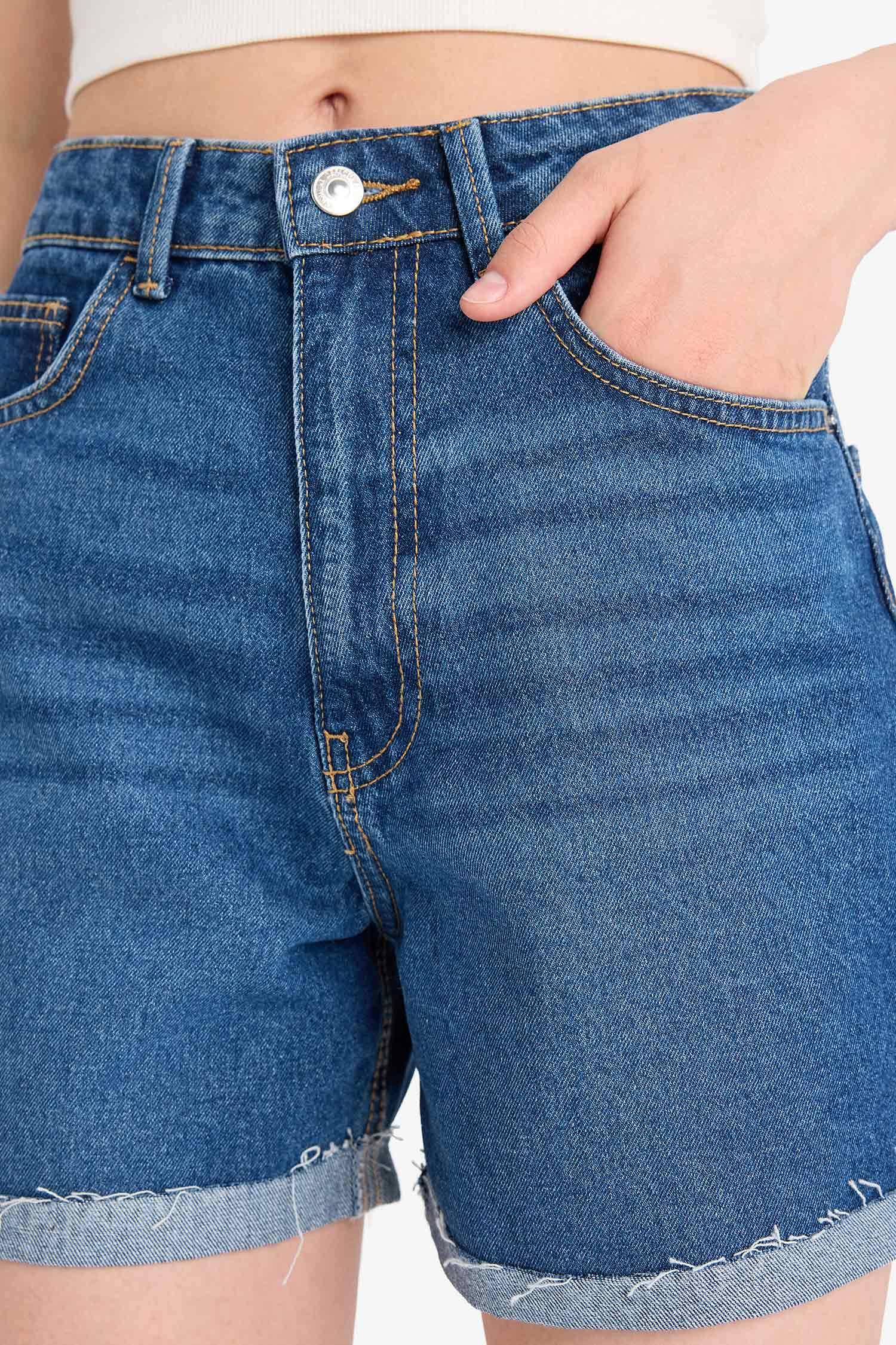 شورت جينز موم فيت بخصر عالي وحافة مطوية