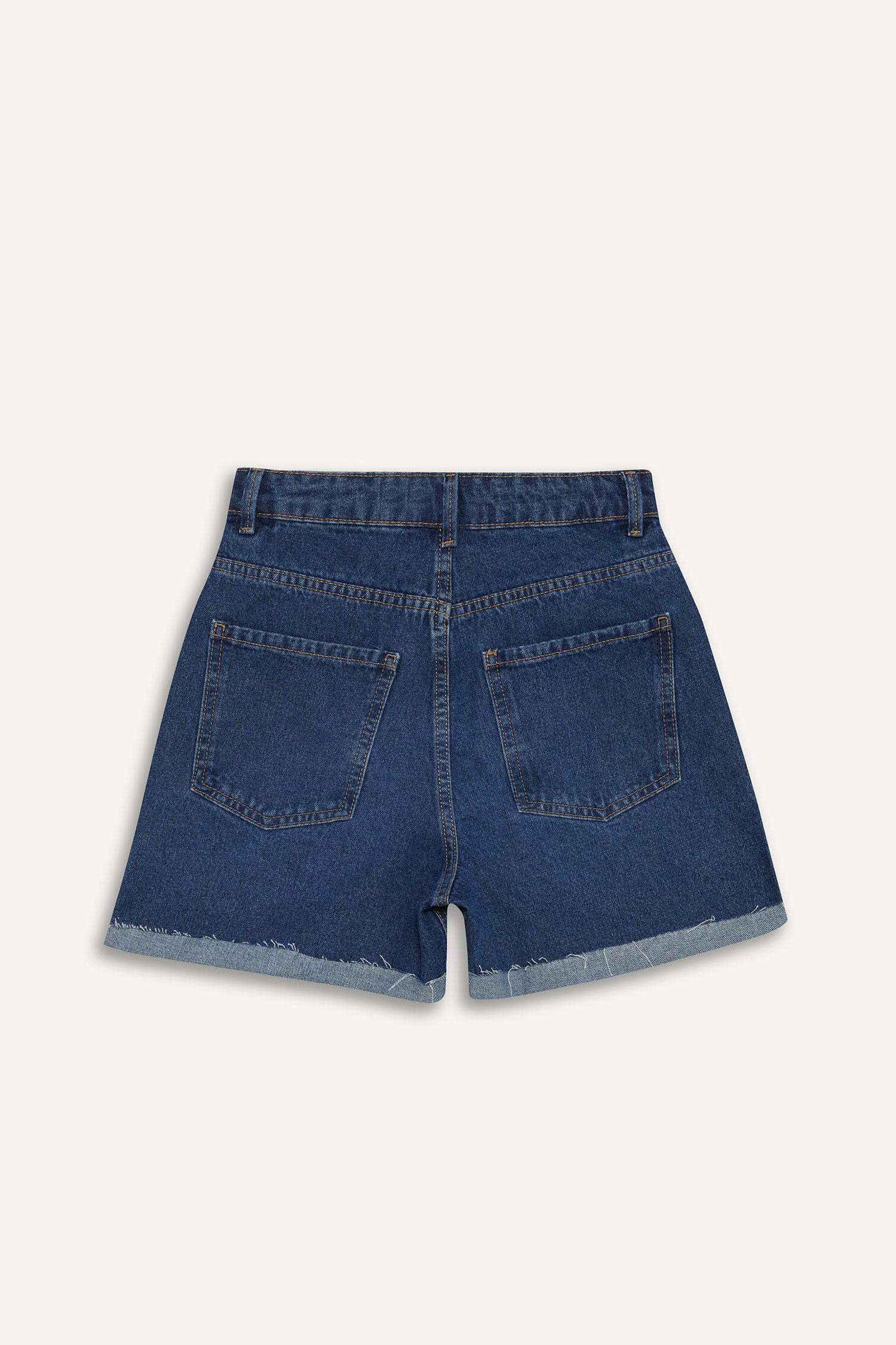 شورت جينز موم فيت بخصر عالي وحافة مطوية