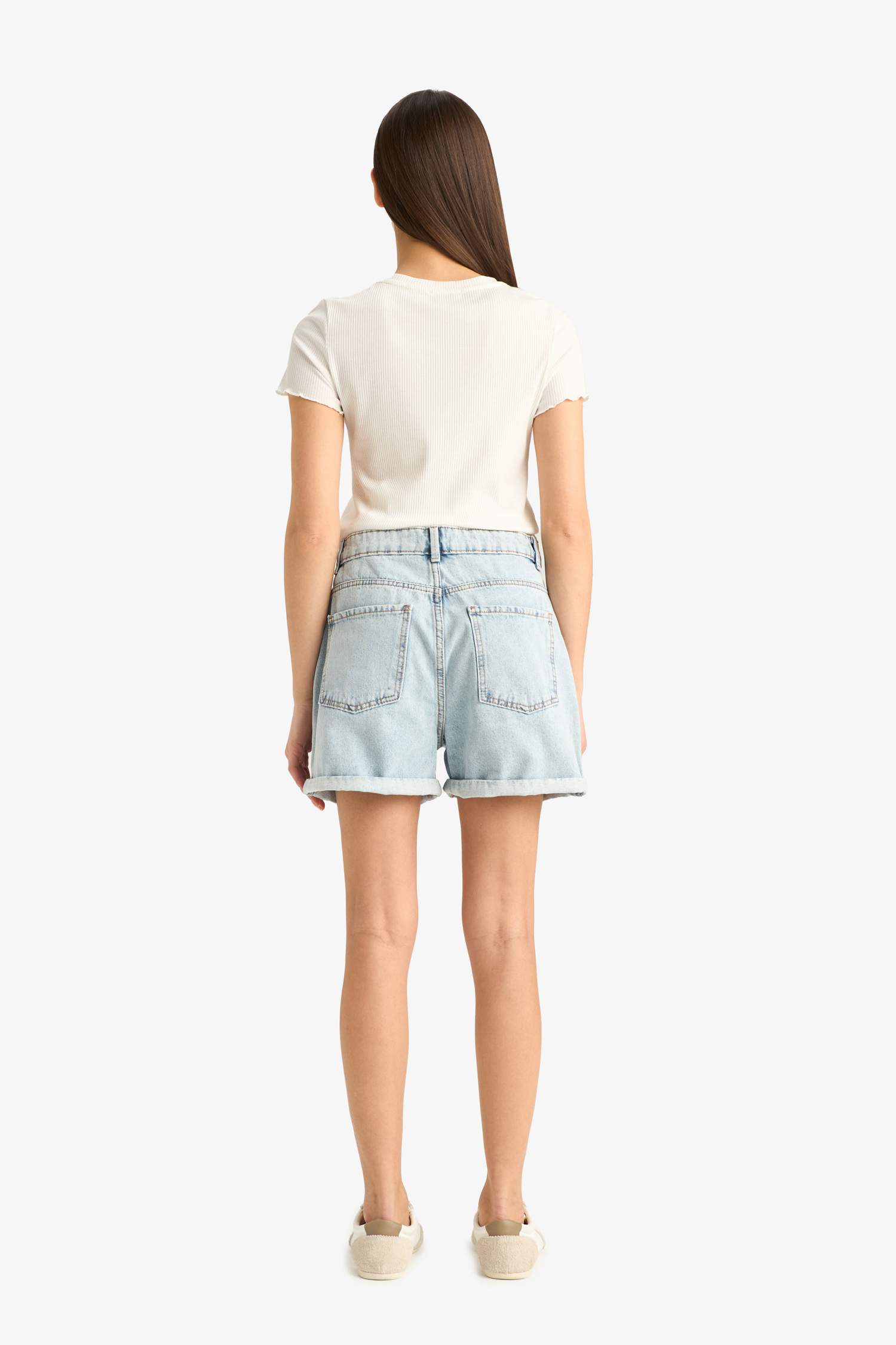 شورت جينز موم فيت بخصر عالي