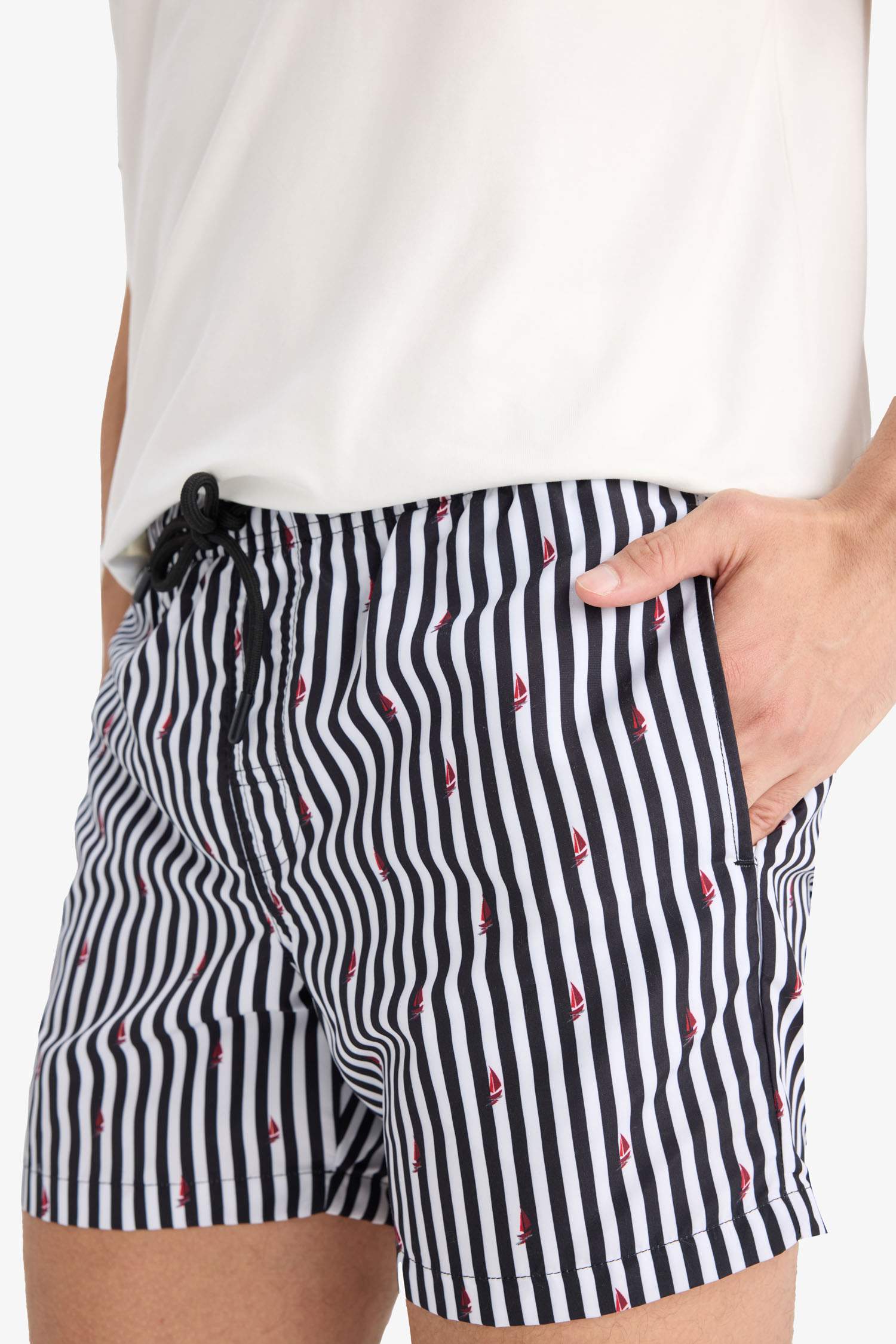 Çizgili File Astarlı Kısa Boy Deniz Şortu