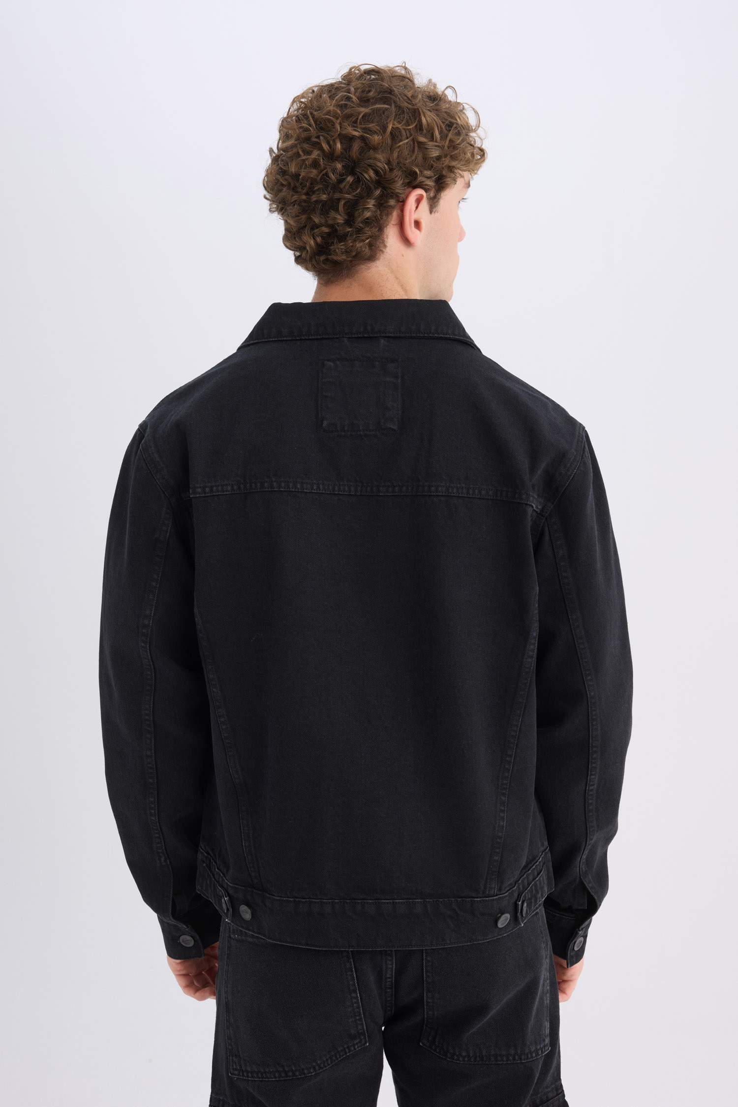 Джинсовая куртка стандартного кроя