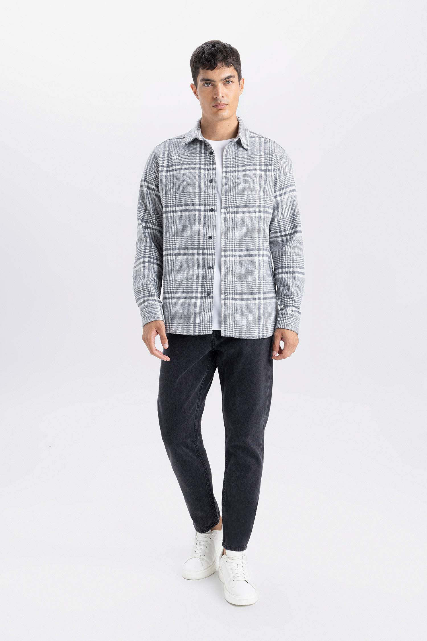 قميص فلانيل بمربعات بقصة عادية