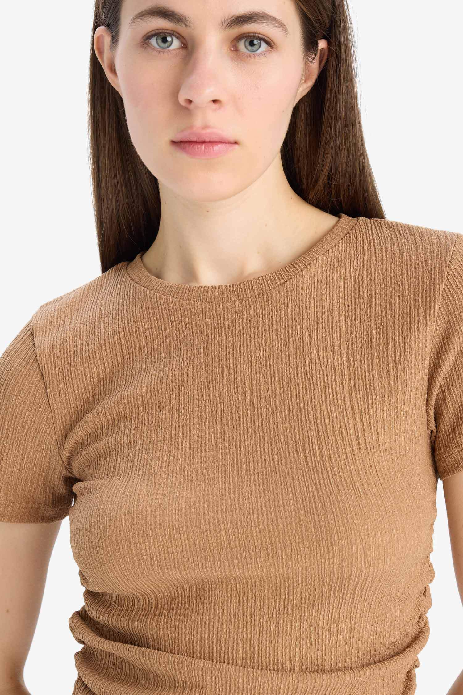 Slim Fit Dar Kesim Bisiklet Yaka Bürümcük Kısa Kollu Tişört