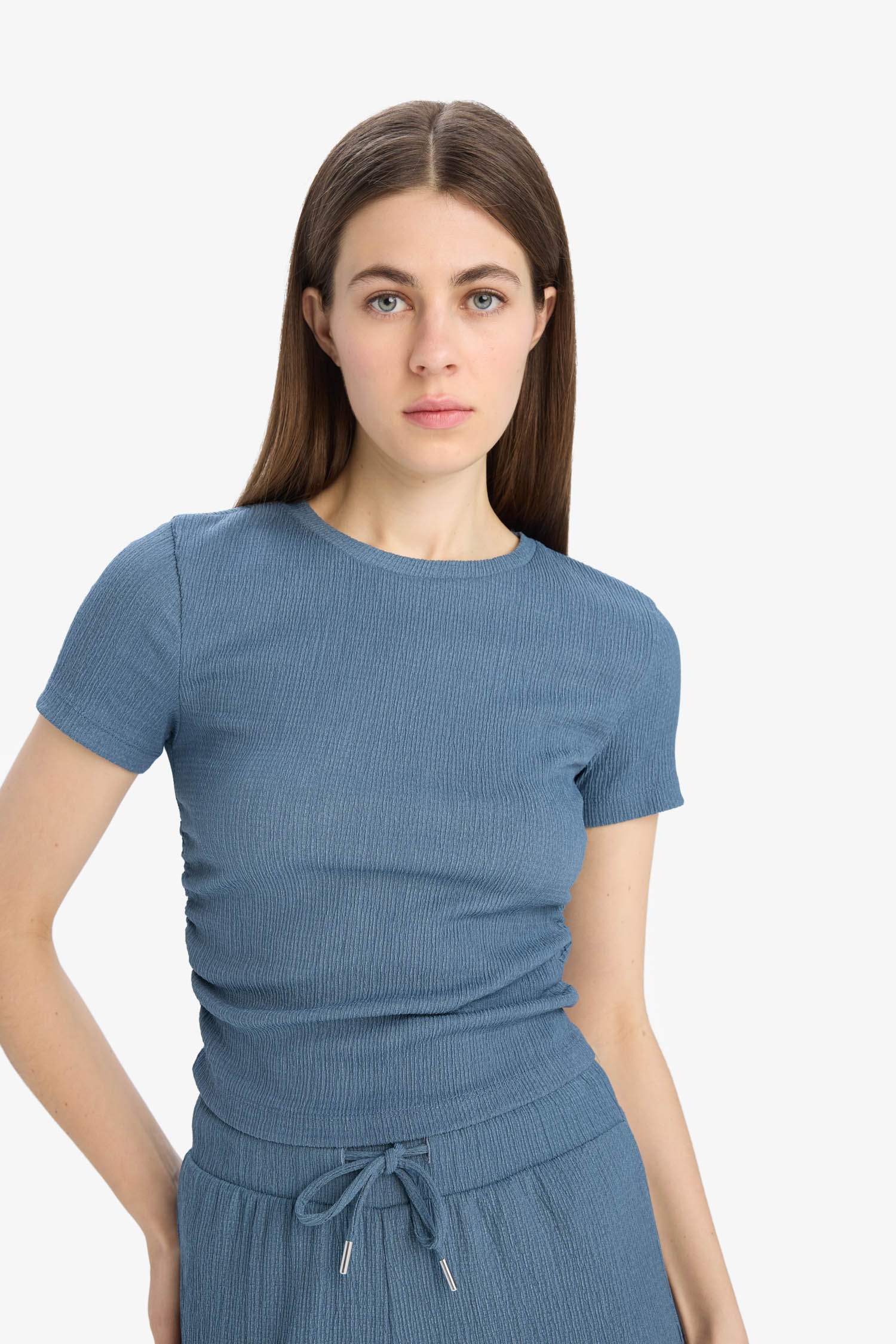 Slim Fit Dar Kesim Bisiklet Yaka Bürümcük Kısa Kollu Tişört