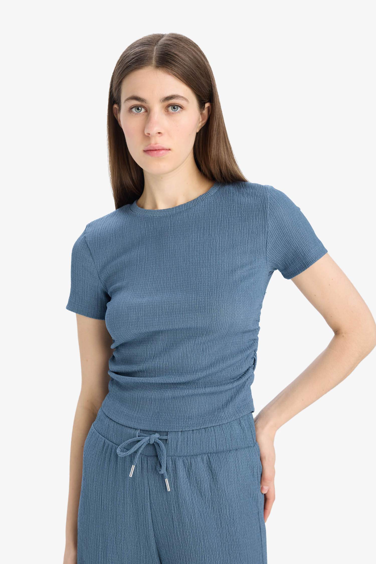 Slim Fit Dar Kesim Bisiklet Yaka Bürümcük Kısa Kollu Tişört