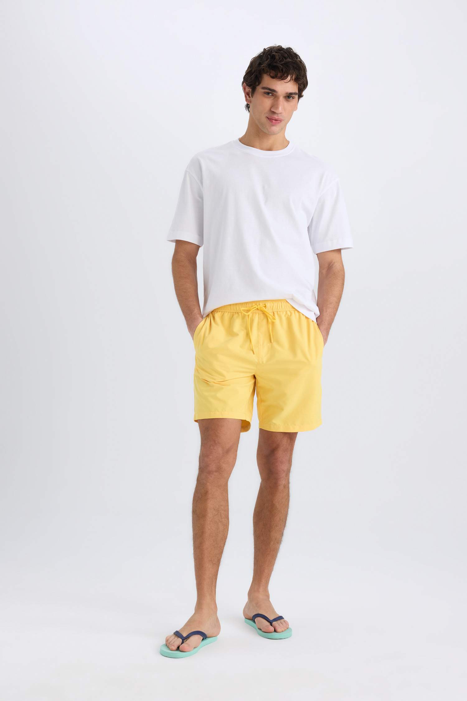 Regular Fit Kısa Boy Yumuşak Tuşeli Deniz Şortu