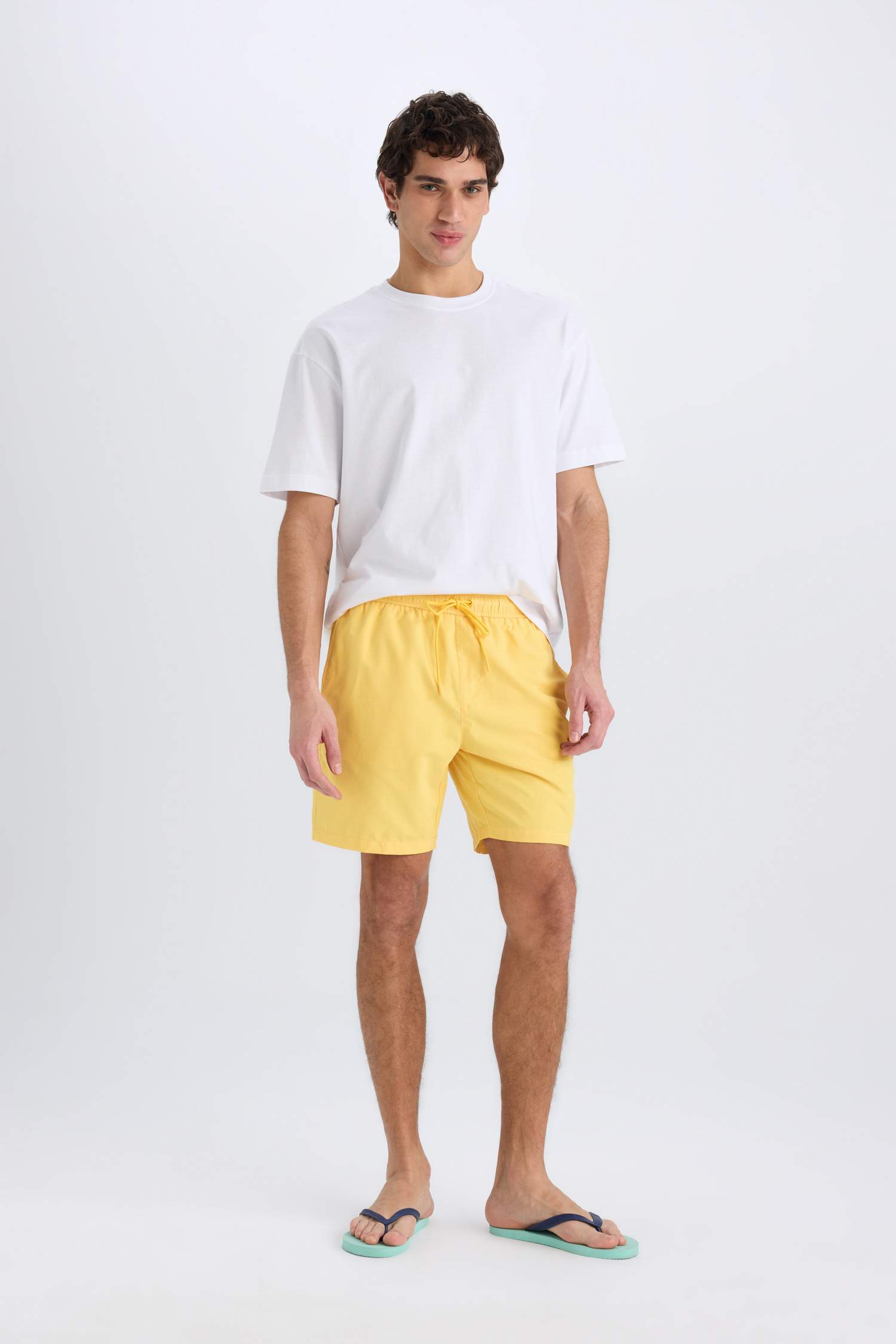 Regular Fit Kısa Boy Yumuşak Tuşeli Deniz Şortu