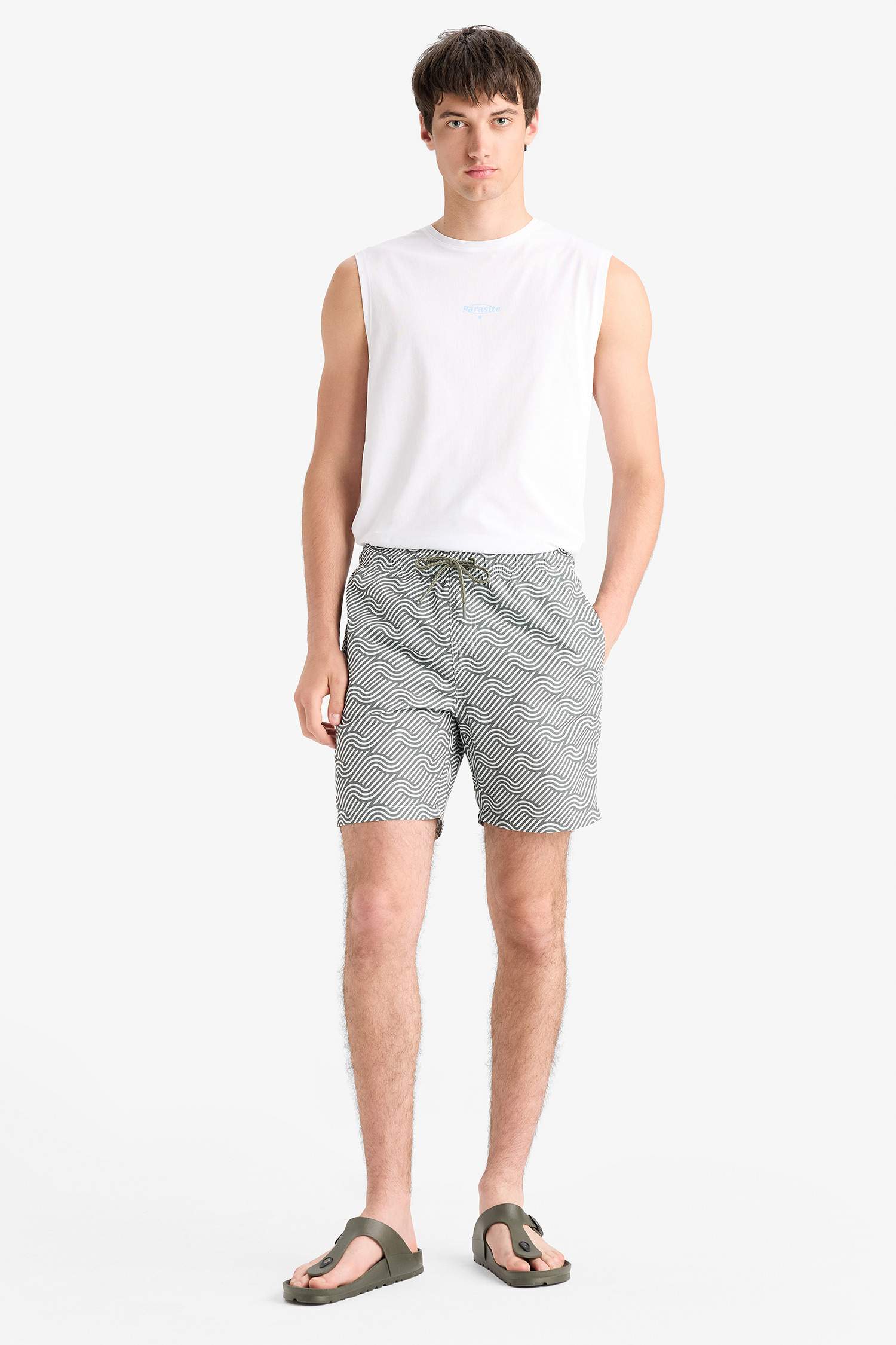 شورت سباحة قصة عادية