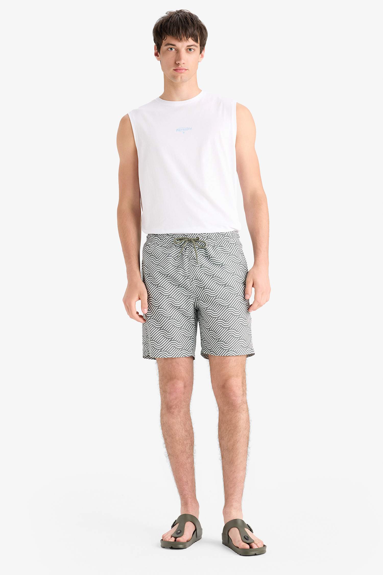 شورت سباحة قصة عادية