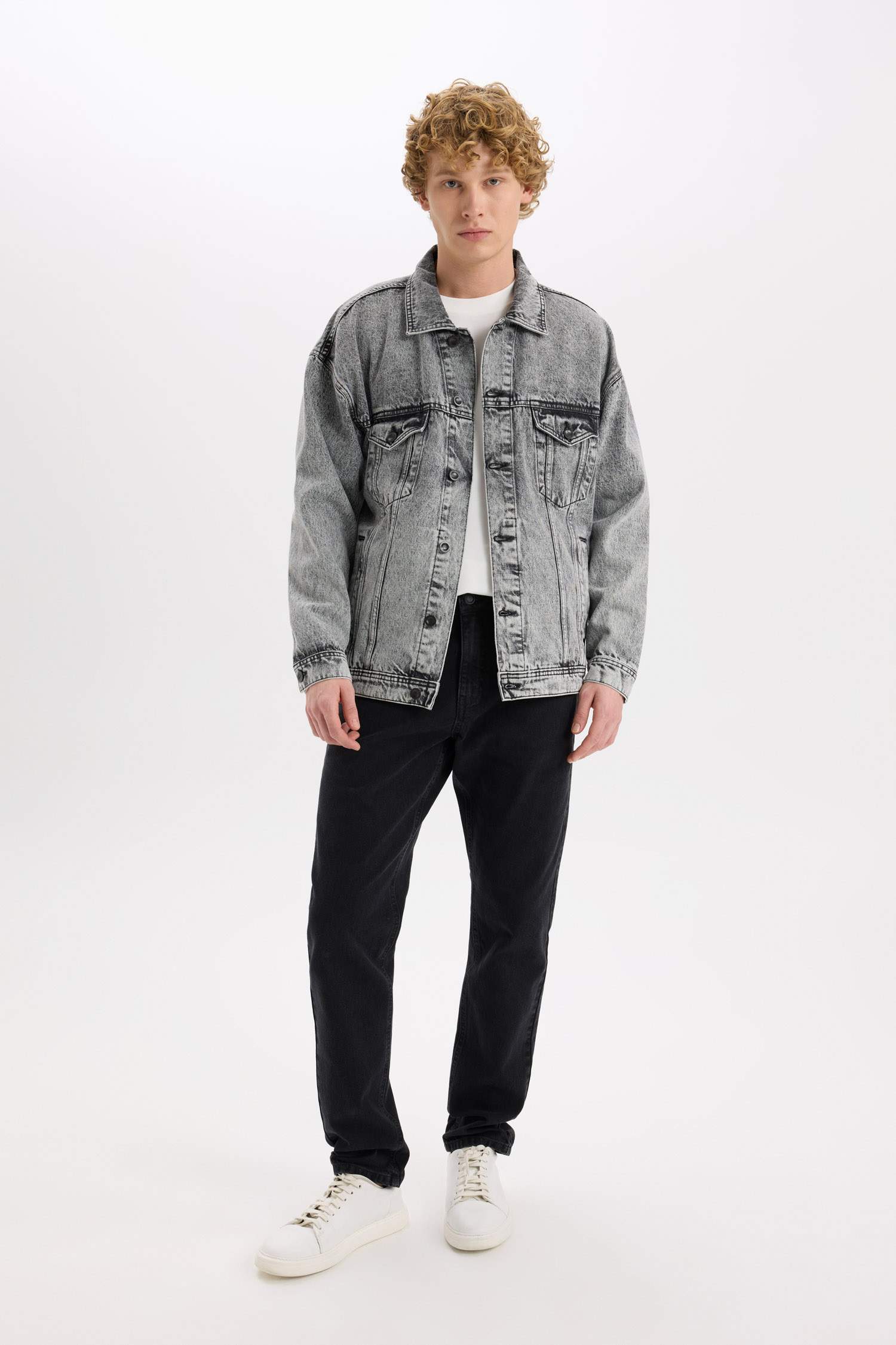 Джинсовая куртка свободного кроя оверсайз