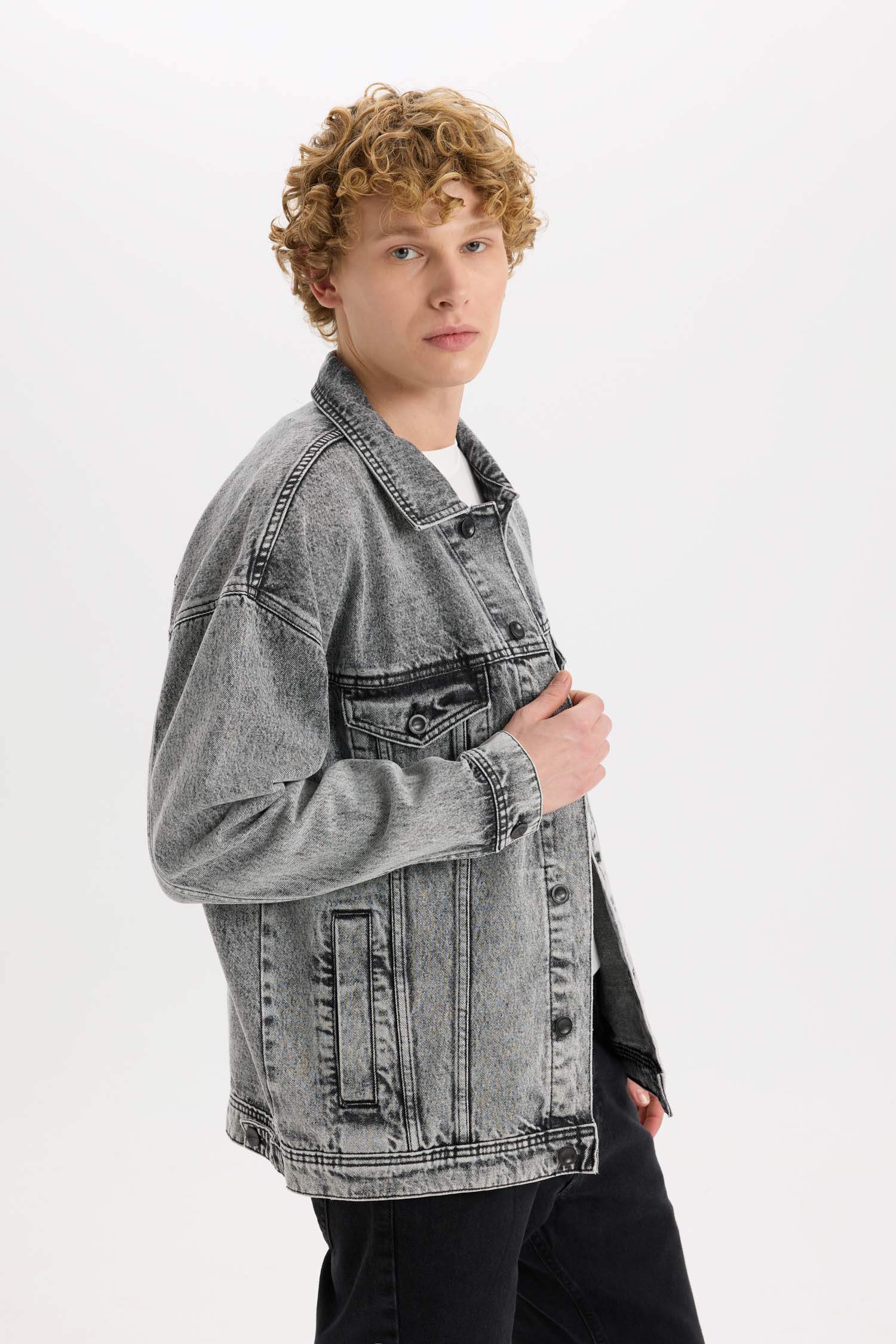 Джинсовая куртка свободного кроя оверсайз