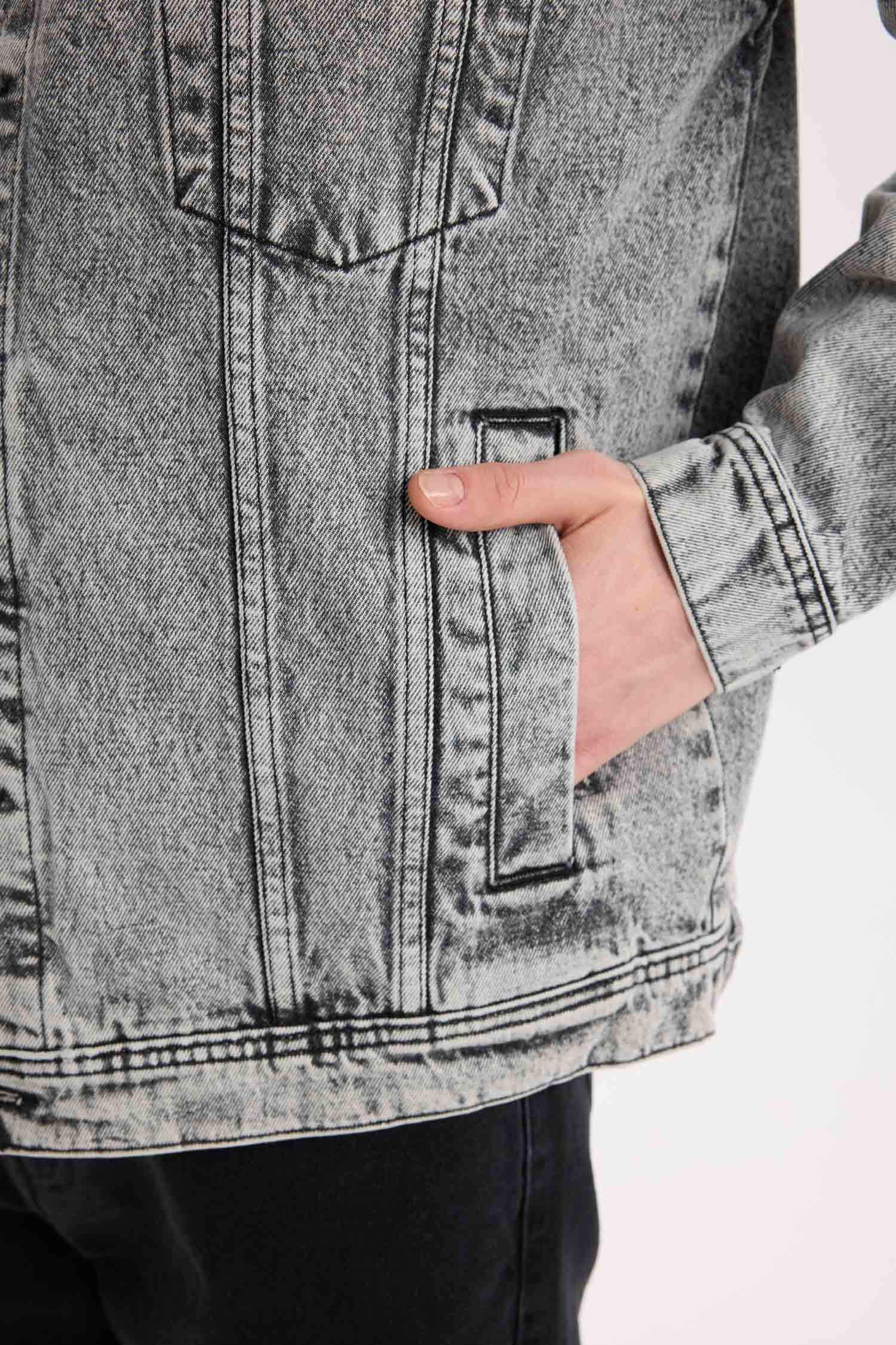 Джинсовая куртка свободного кроя оверсайз