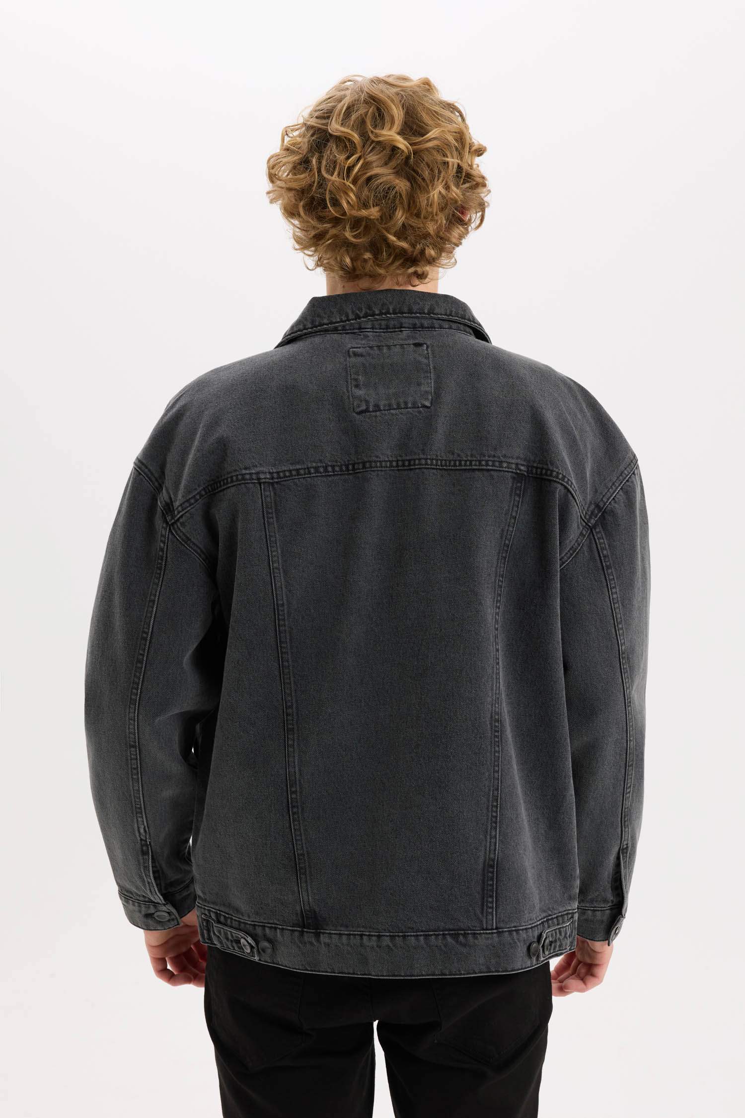 Oversize джинсовая куртка широкого кроя