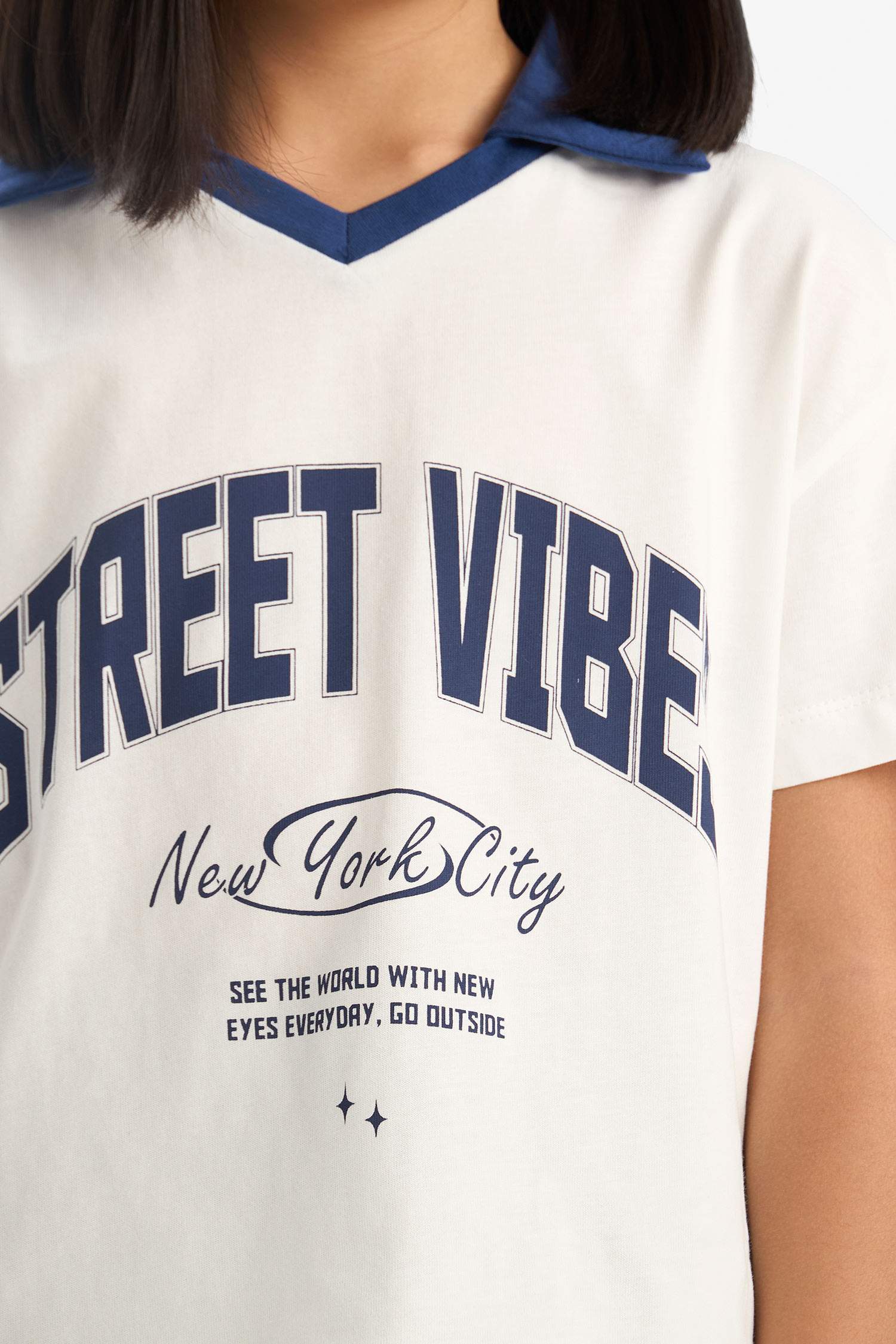 تيشيرت بولو نص كم بطبعة شعار أوفر سايز بياقة بولو