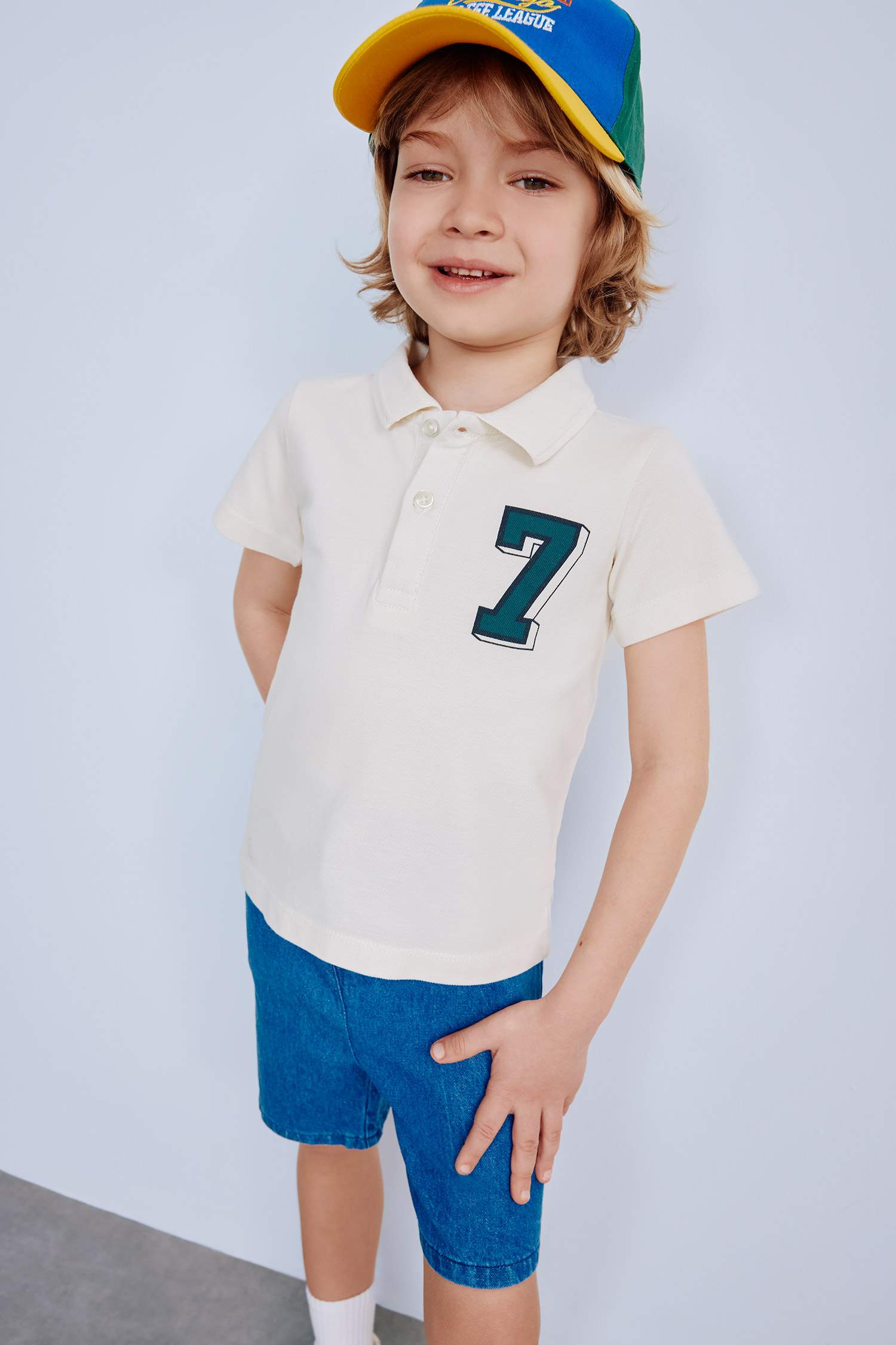 تيشيرت بولو ولادي نص ردن بطبعة شعار وقصة عادية