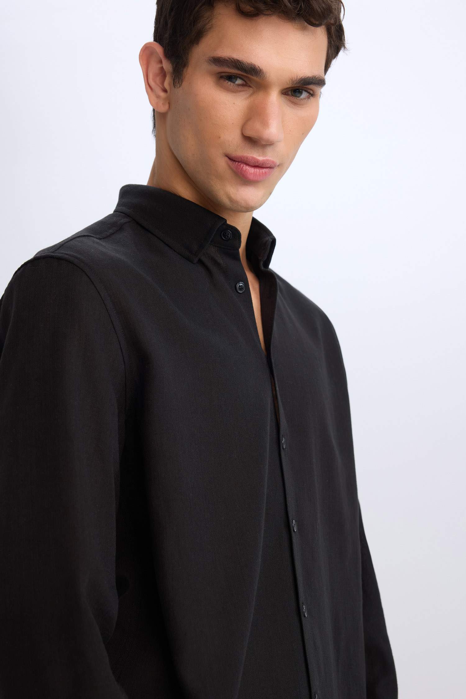 قميص بولو اسود كم طويل مودرن فيت ذو مظهر كتان