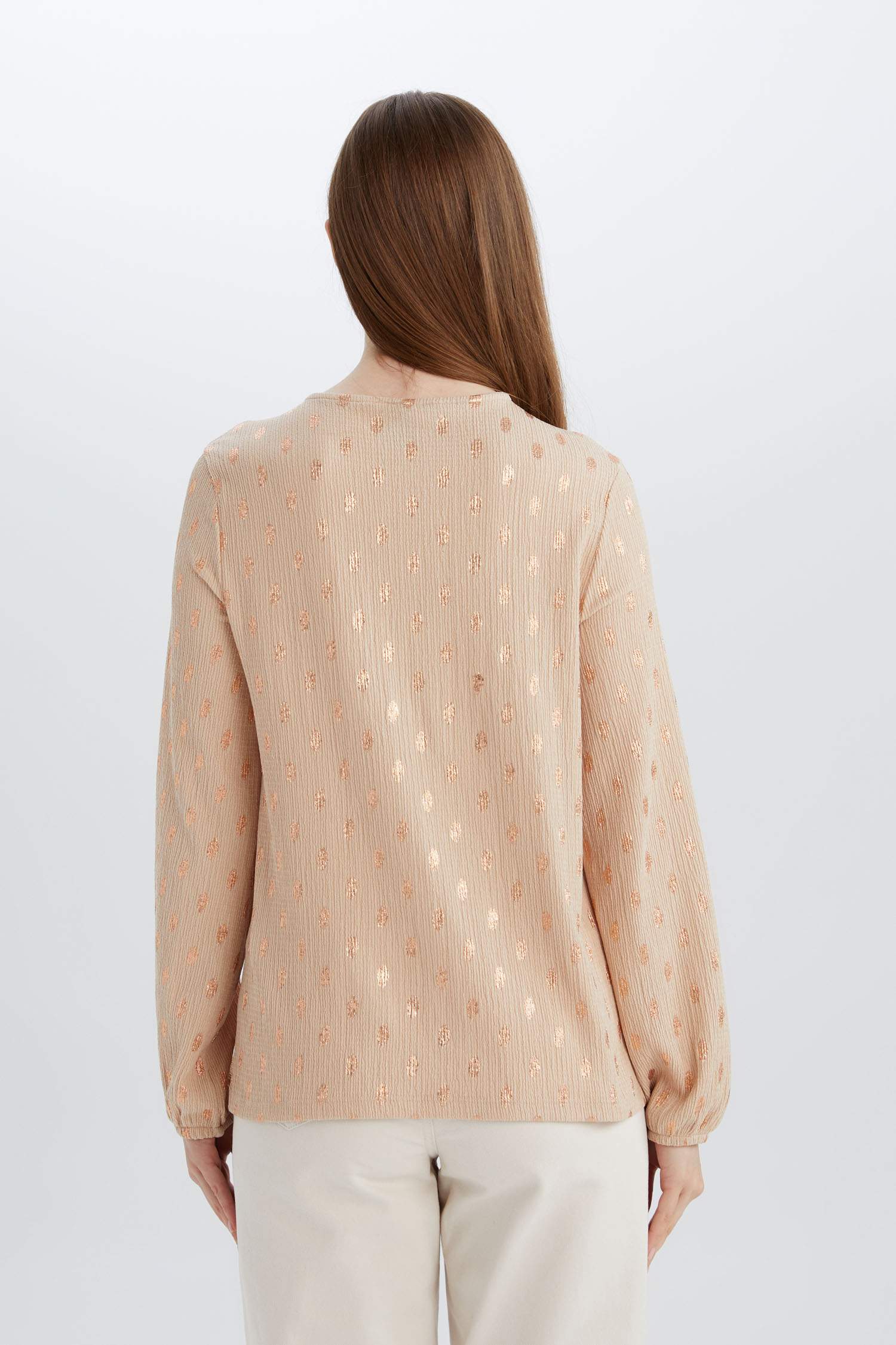 Футболка с округлыми краями и длинным рукавом стандартного кроя