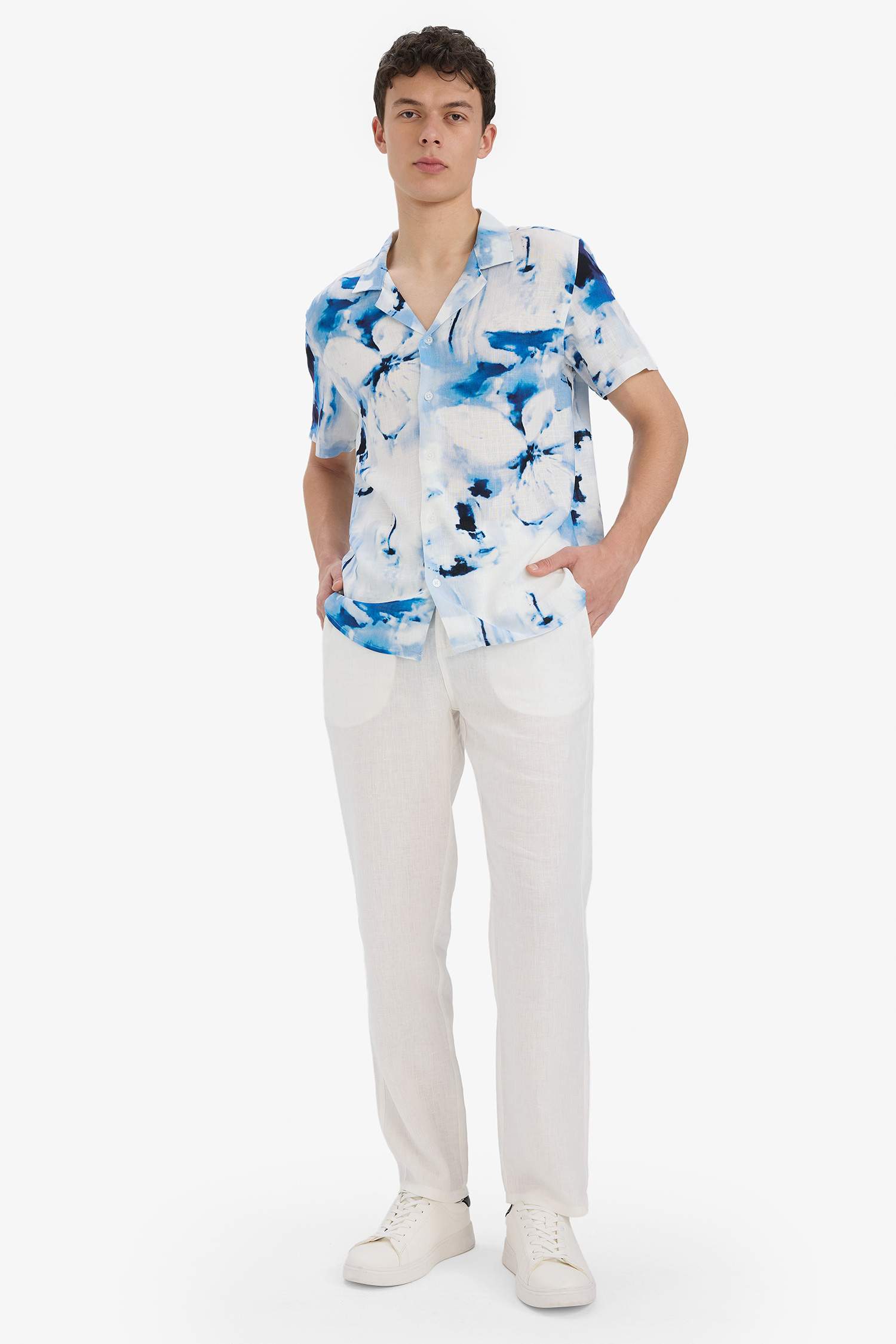 Рубашка с летним рисунком, с коротким рукавом и воротником поло