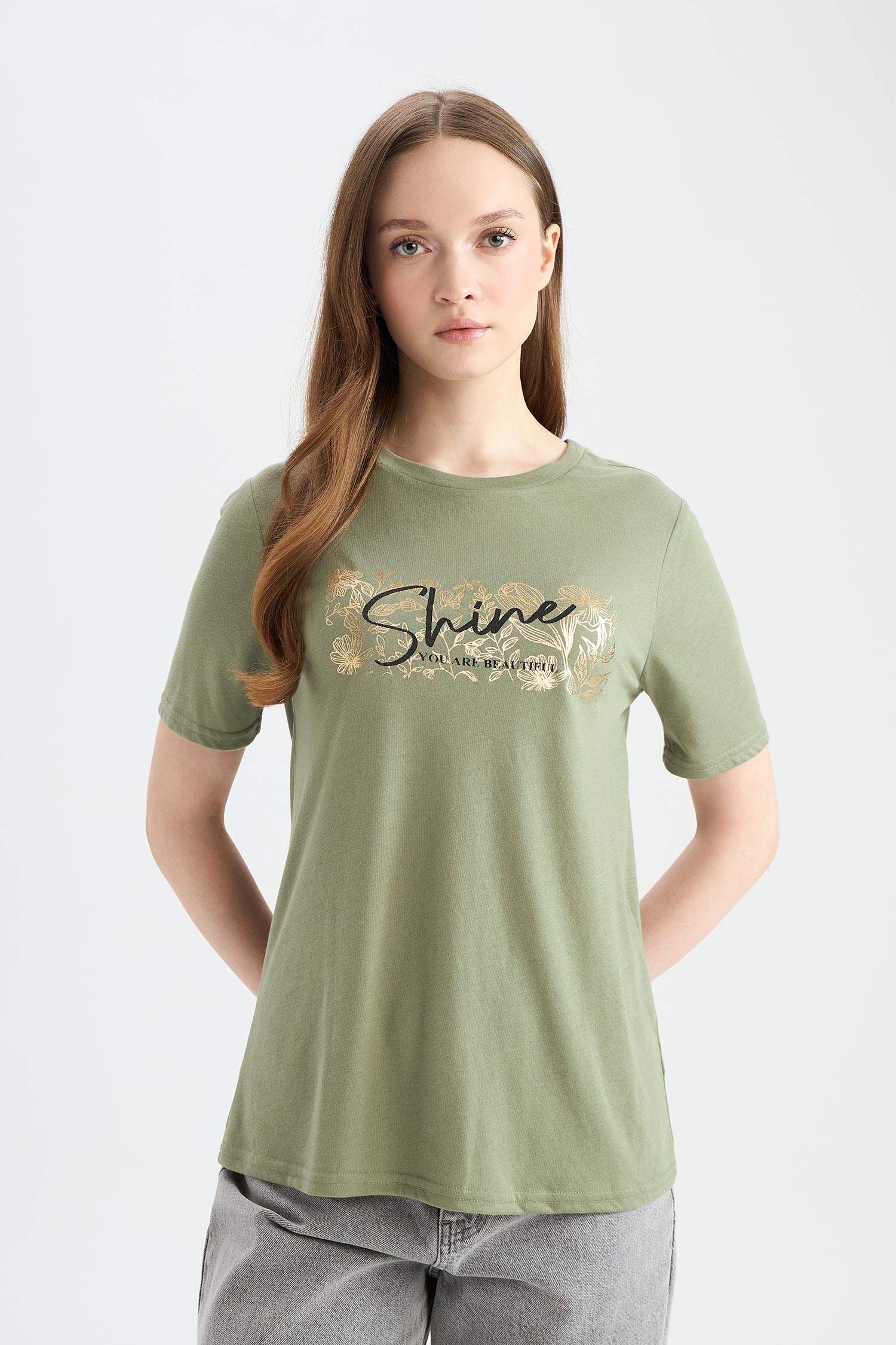 تي شيرت نص كم قصة عادية بياقة مستديرة