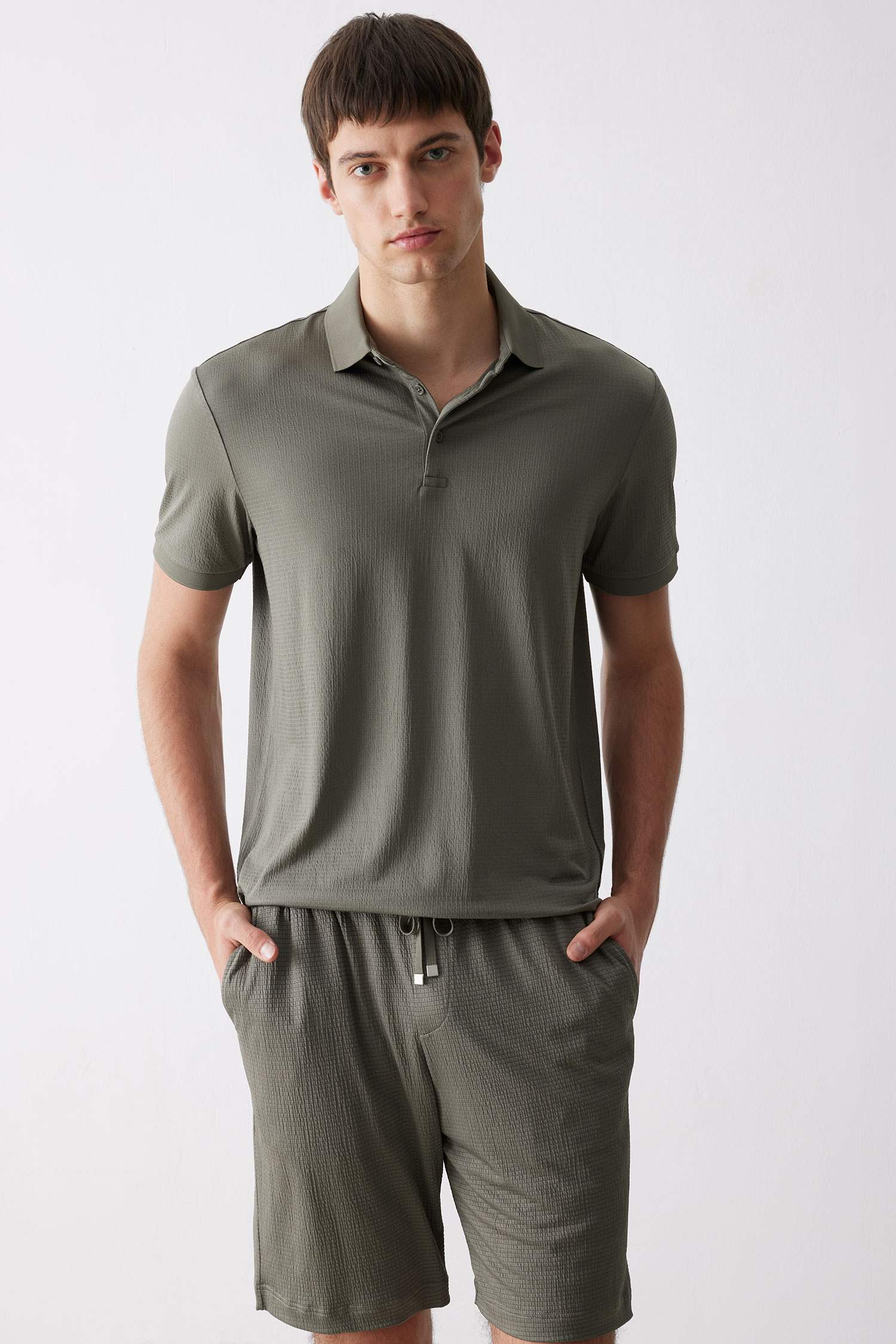 Slim Fit Dar Kesim Polo Yaka Dokulu Kısa Kollu Krinkıl Tişört