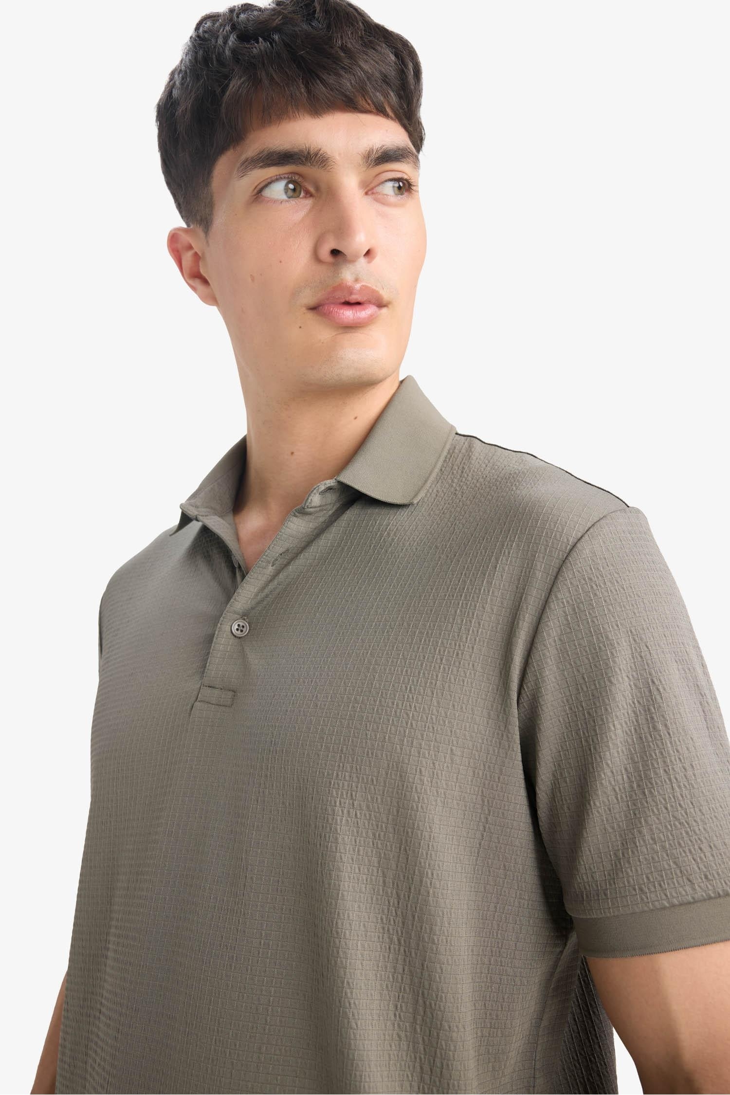 Slim Fit Dar Kesim Polo Yaka Dokulu Kısa Kollu Krinkıl Tişört