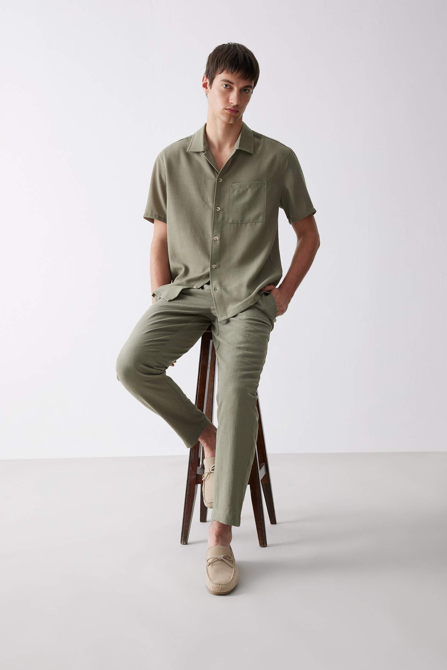 قميص كتان نص كم قصة مريحة بياقة بولو