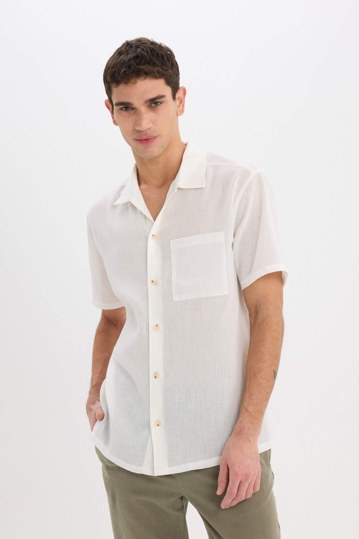 قميص ابيض صيفي نص ردن قصة مريحة من مزيج الكتان