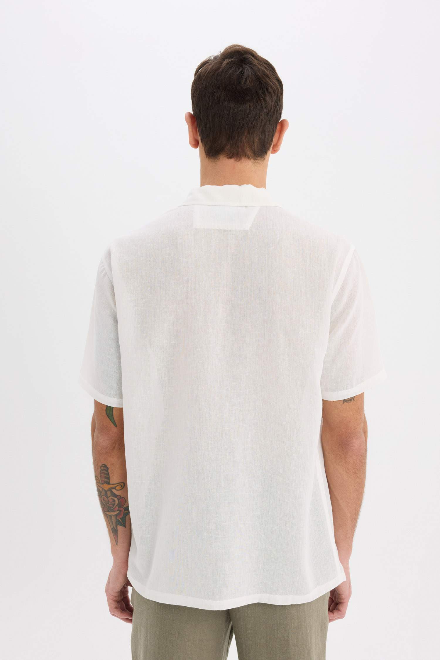 قميص ابيض صيفي نص ردن قصة مريحة من مزيج الكتان