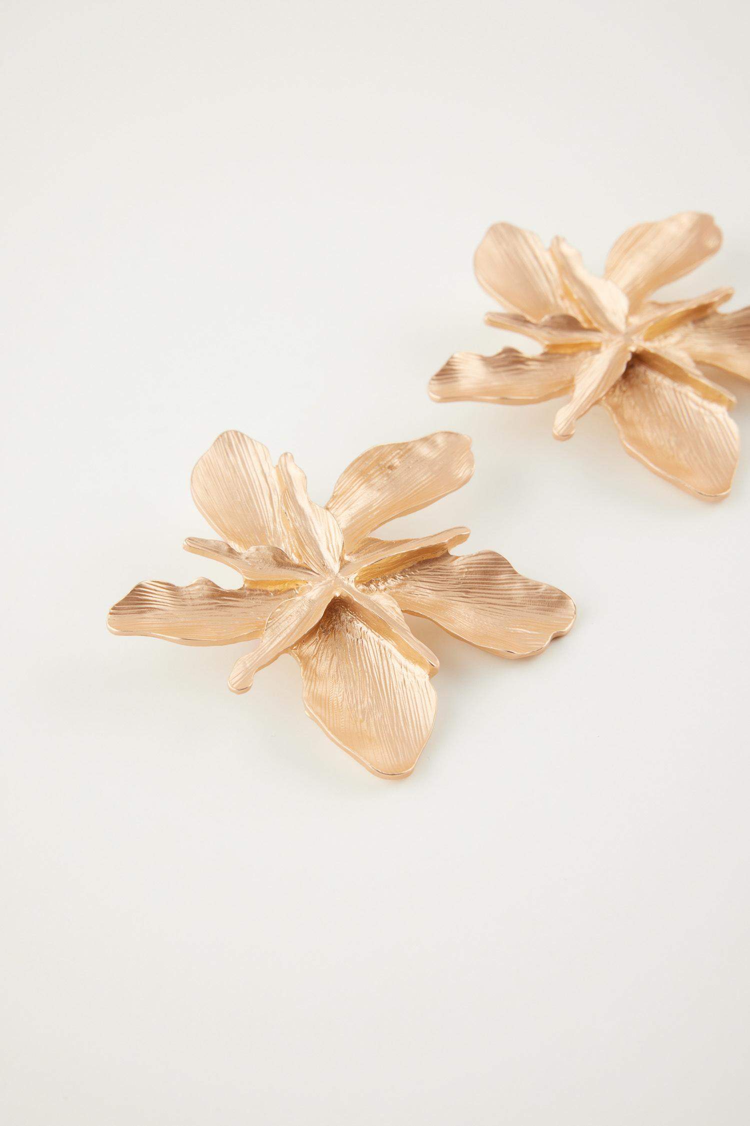 Woman Flower Motif Matte Gold Earring