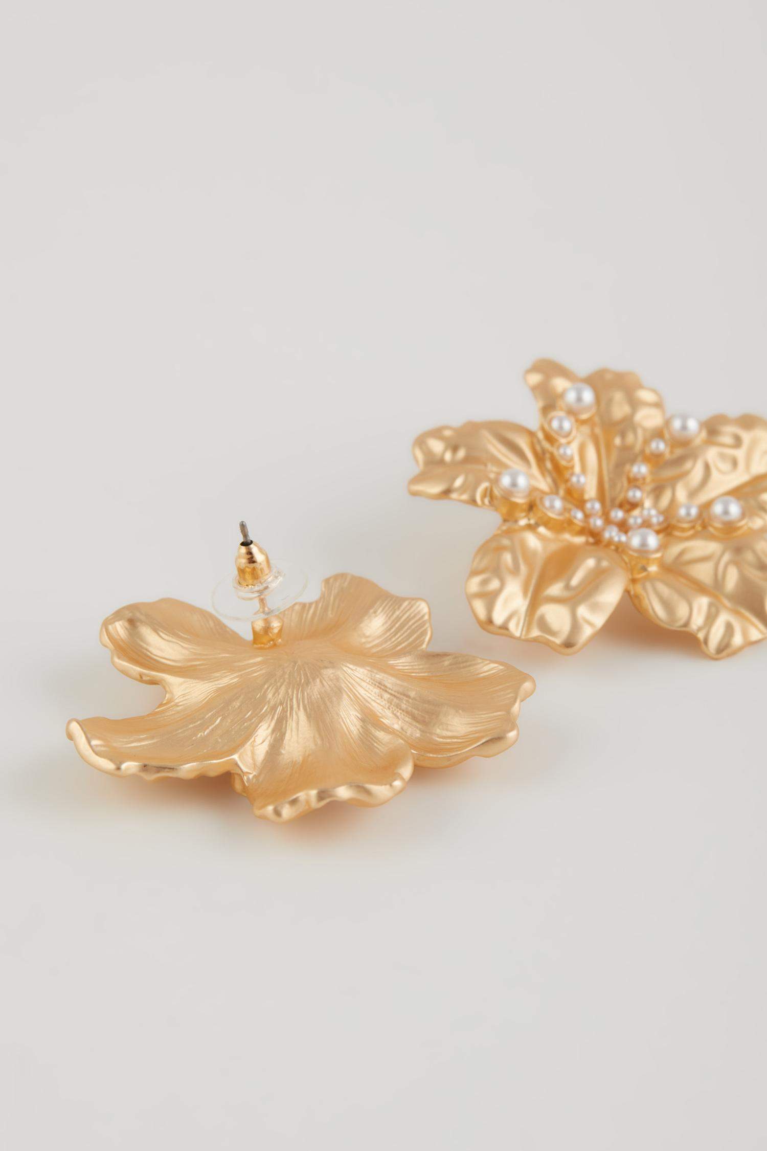 تراجي نسائي فلورال ذهبي