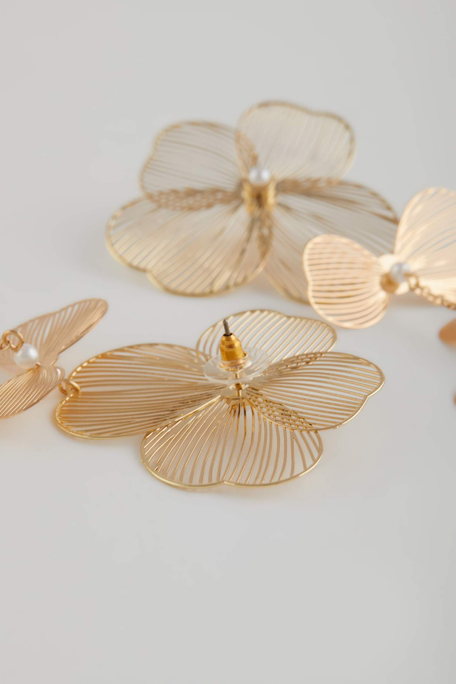 Kadın Çiçek Motifli Mat Gold Küpe