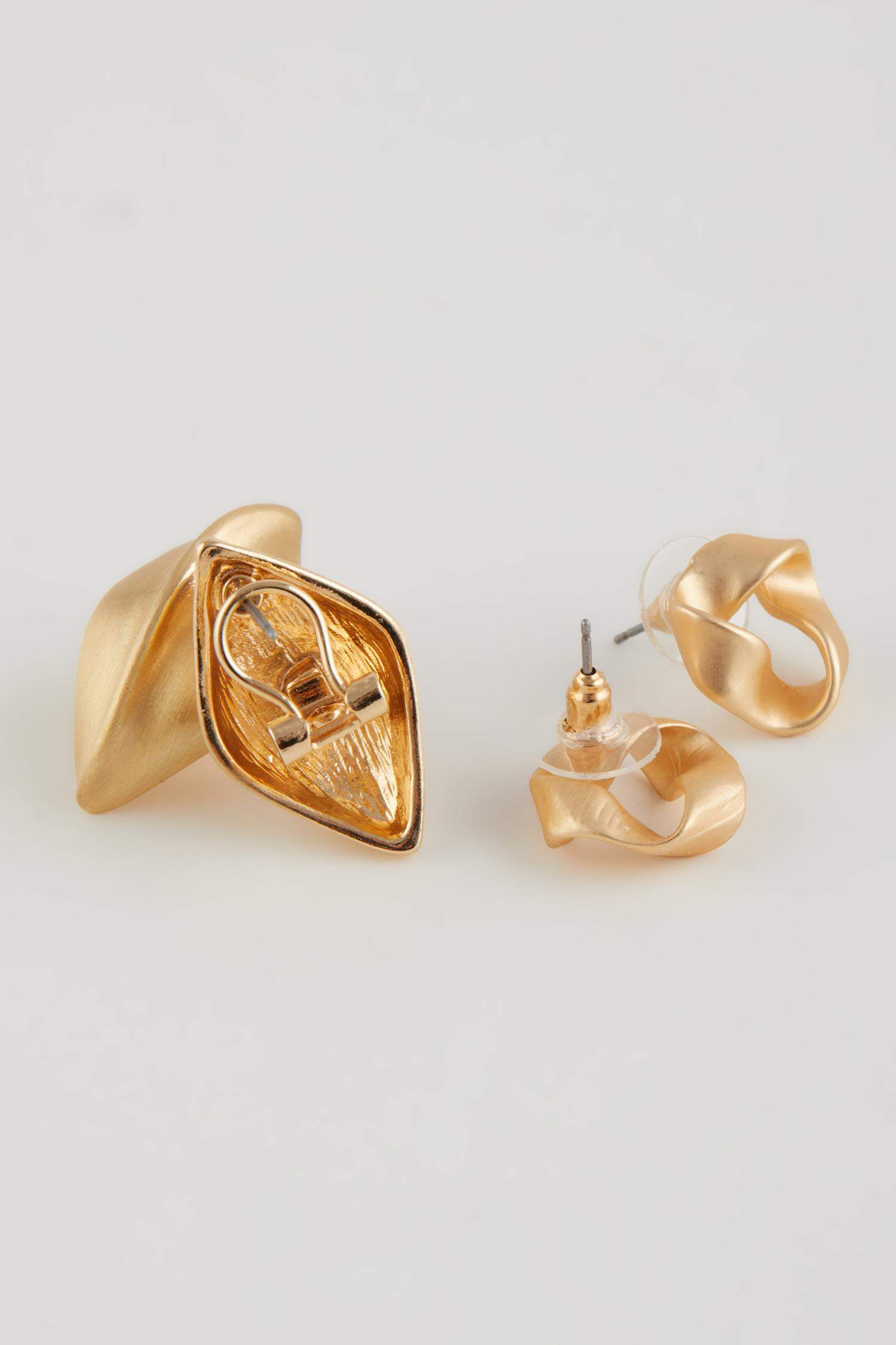 Woman 2 Piece Matte Gold Earring