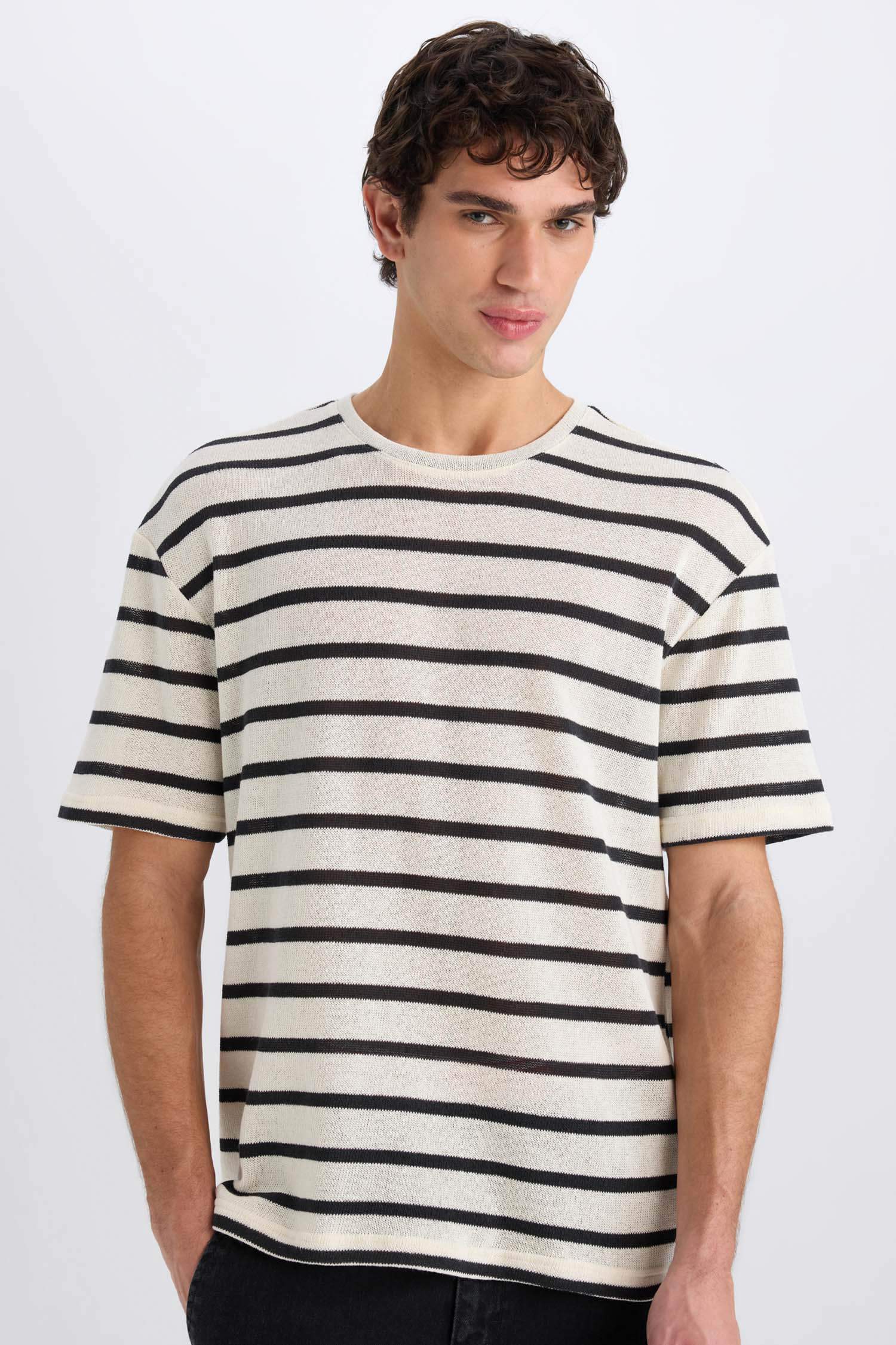 Футболка с круглым вырезом и короткими рукавами