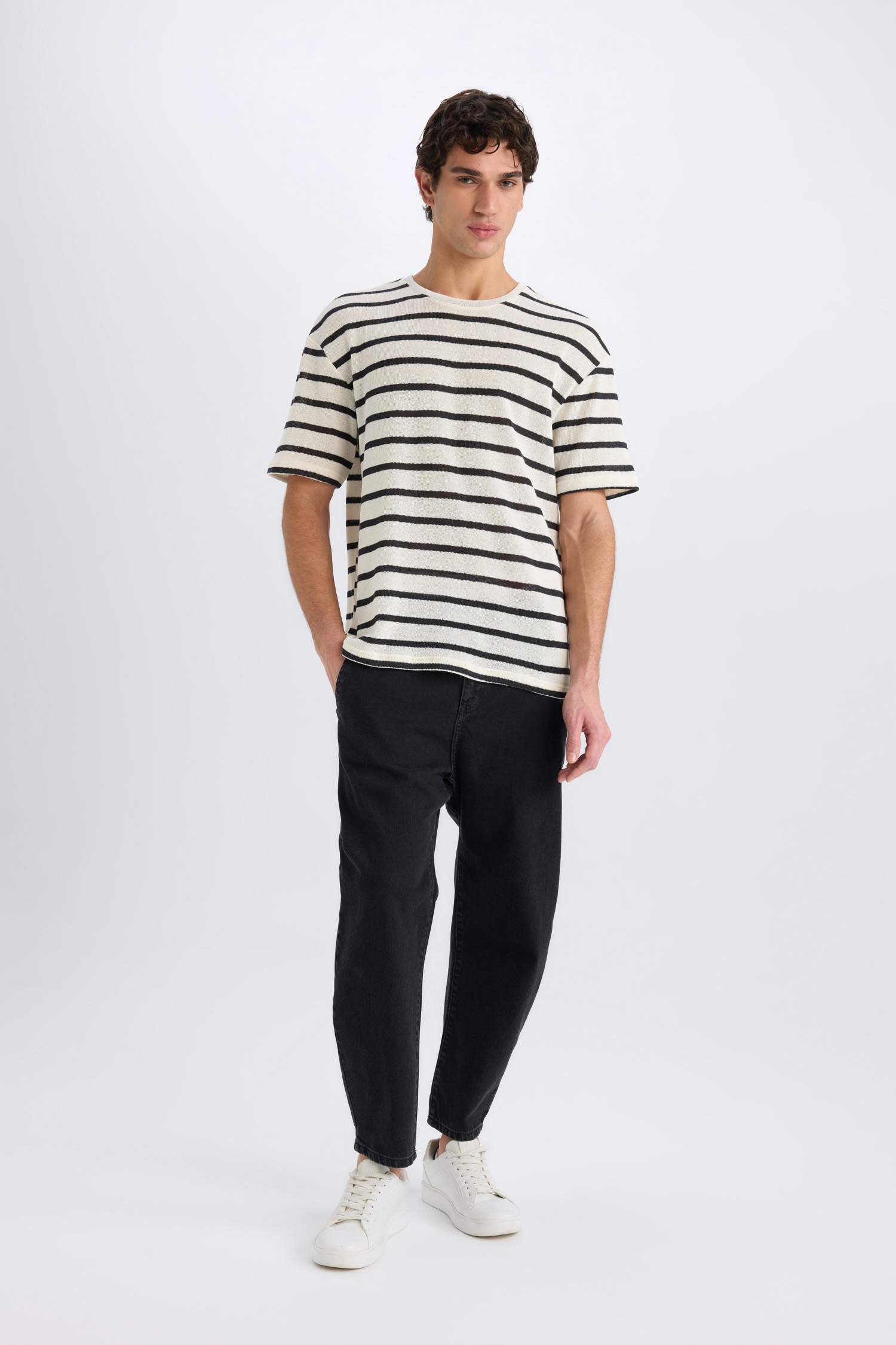 Футболка с круглым вырезом и короткими рукавами