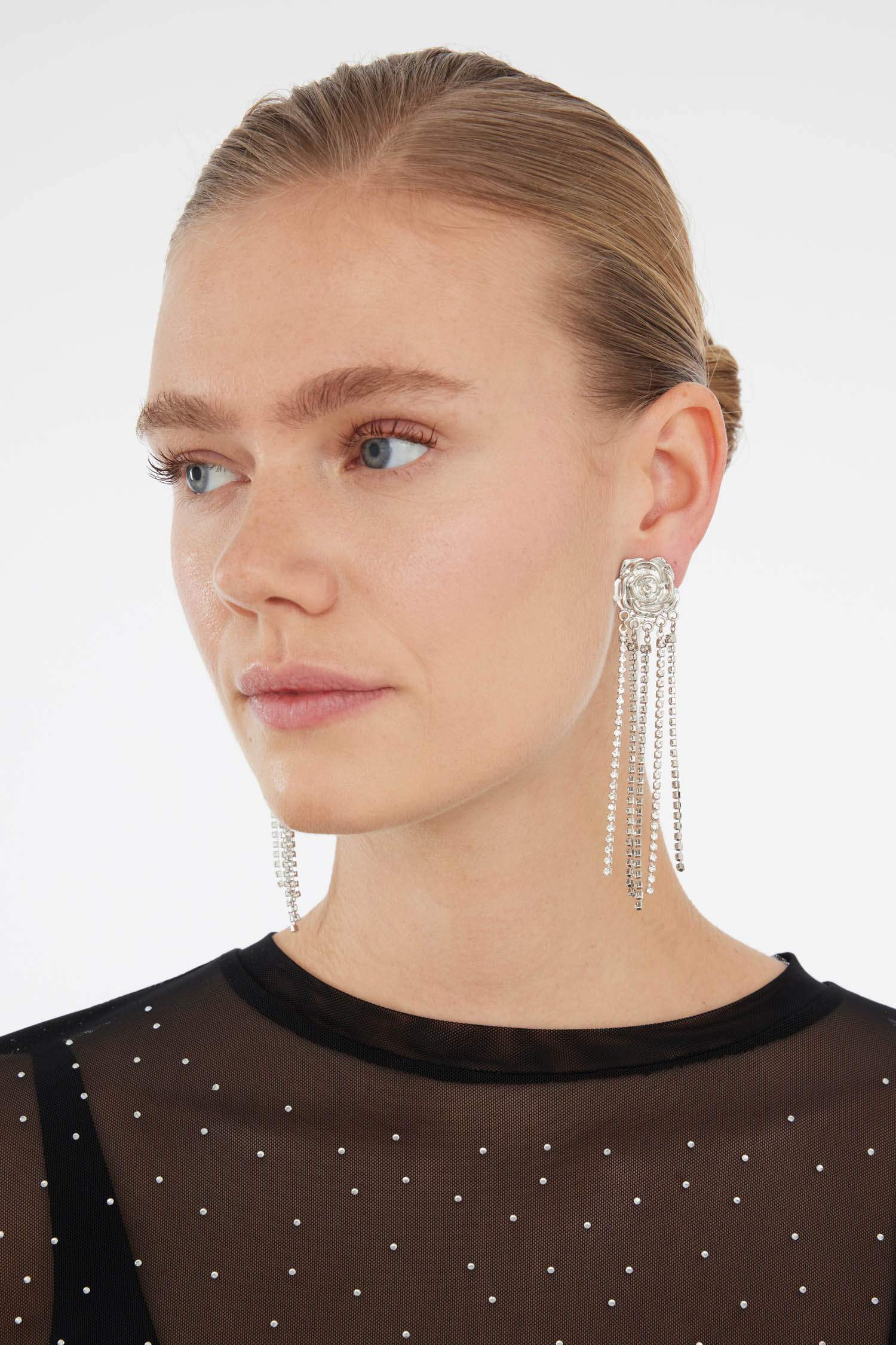 تراجي نسائي فضي على شكل وردة