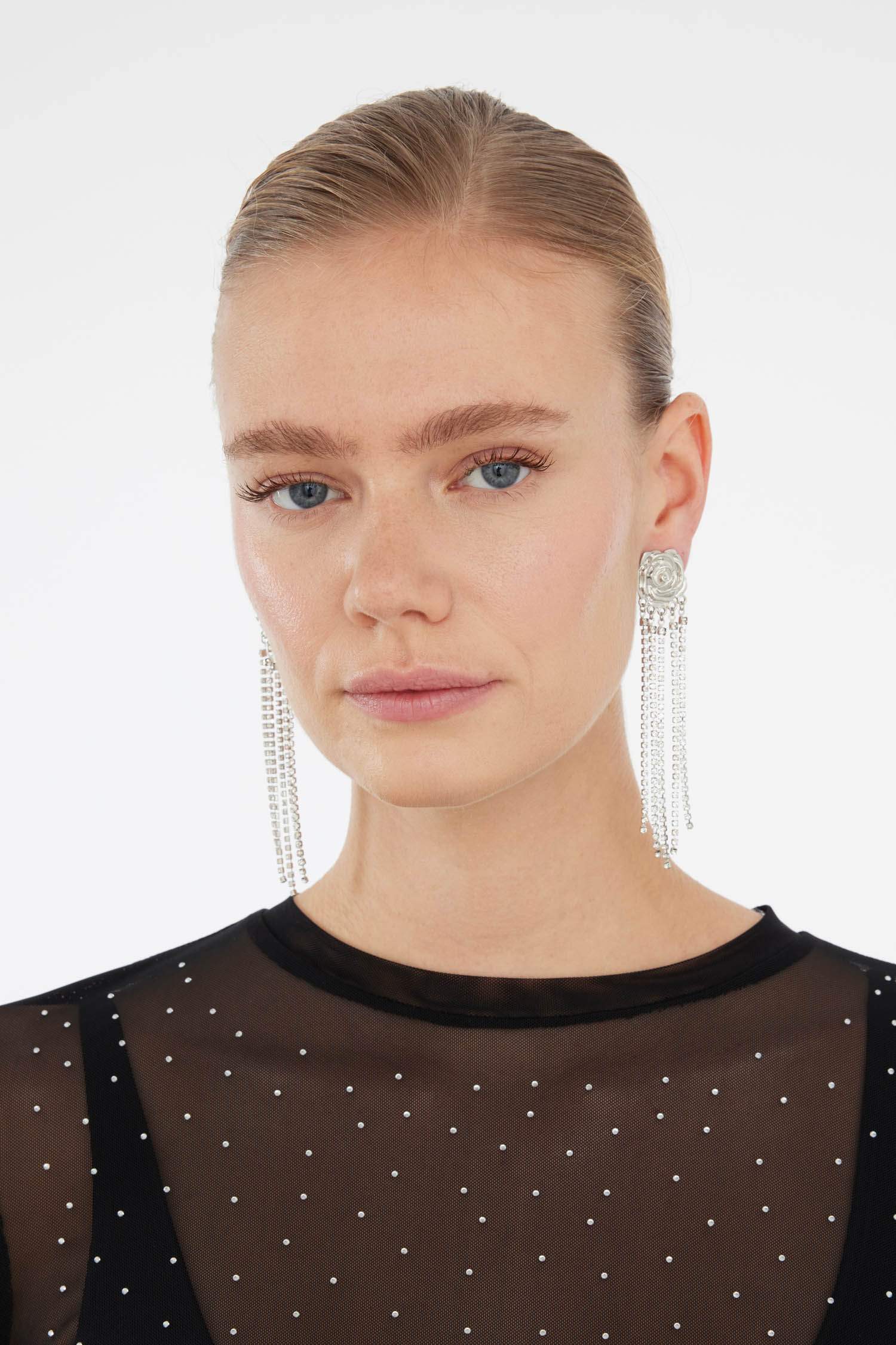 تراجي نسائي فضي على شكل وردة