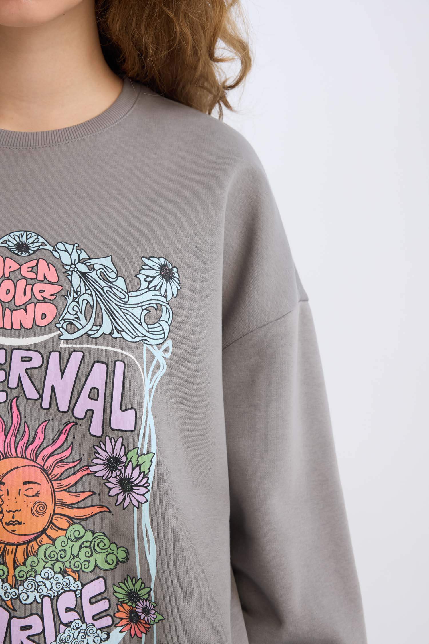 سويت شيرت قصة فضفاضة برقبة مستديرة