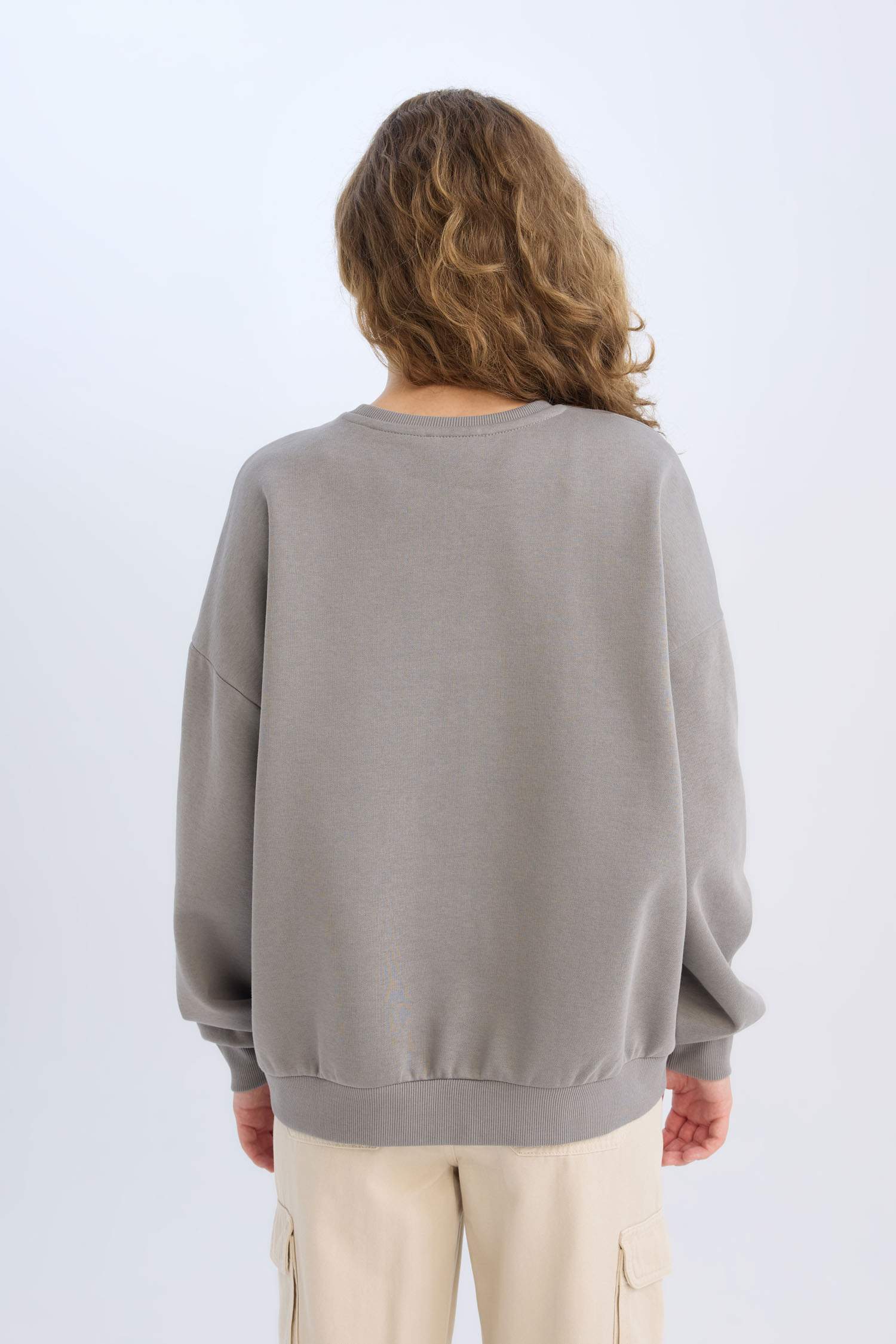 سويت شيرت قصة فضفاضة برقبة مستديرة