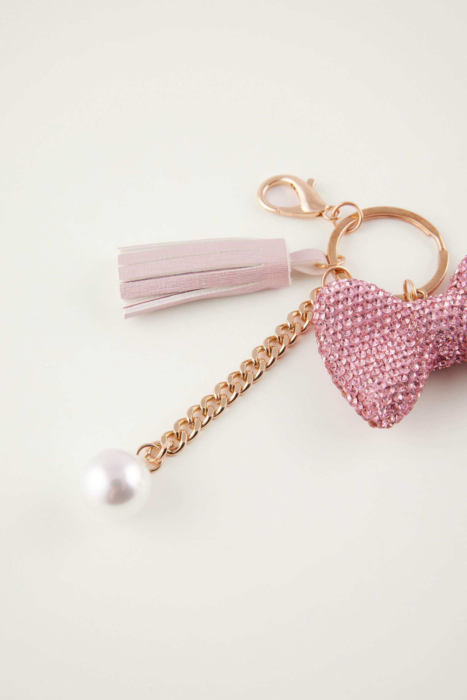 ميدالية مفاتيح حريمي زهري على شكل فيونكة